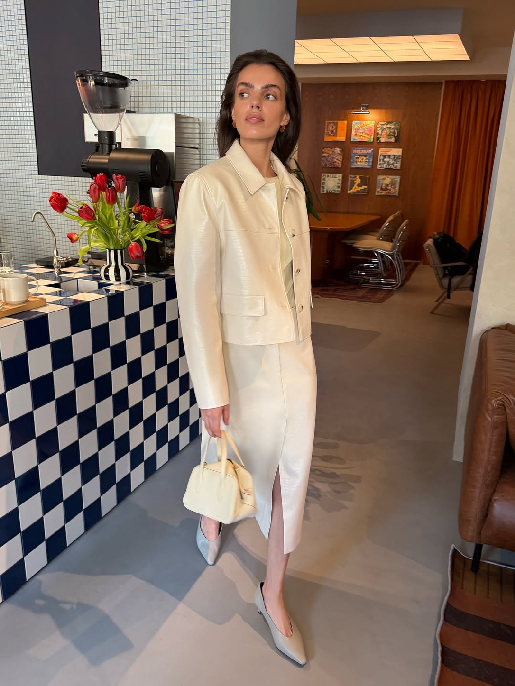 Молочный Lightness — когда дерзкая фактура экокожи звучит мягко и почти невесомо. Жакет с точным кроем и акцентными пуговицами встречается с юбкой, где каждая деталь — от разреза до джинсовой кокетки — работает на движение и форму.

Чистый силуэт, в котором легкость становится главным настроением сезона 🍦