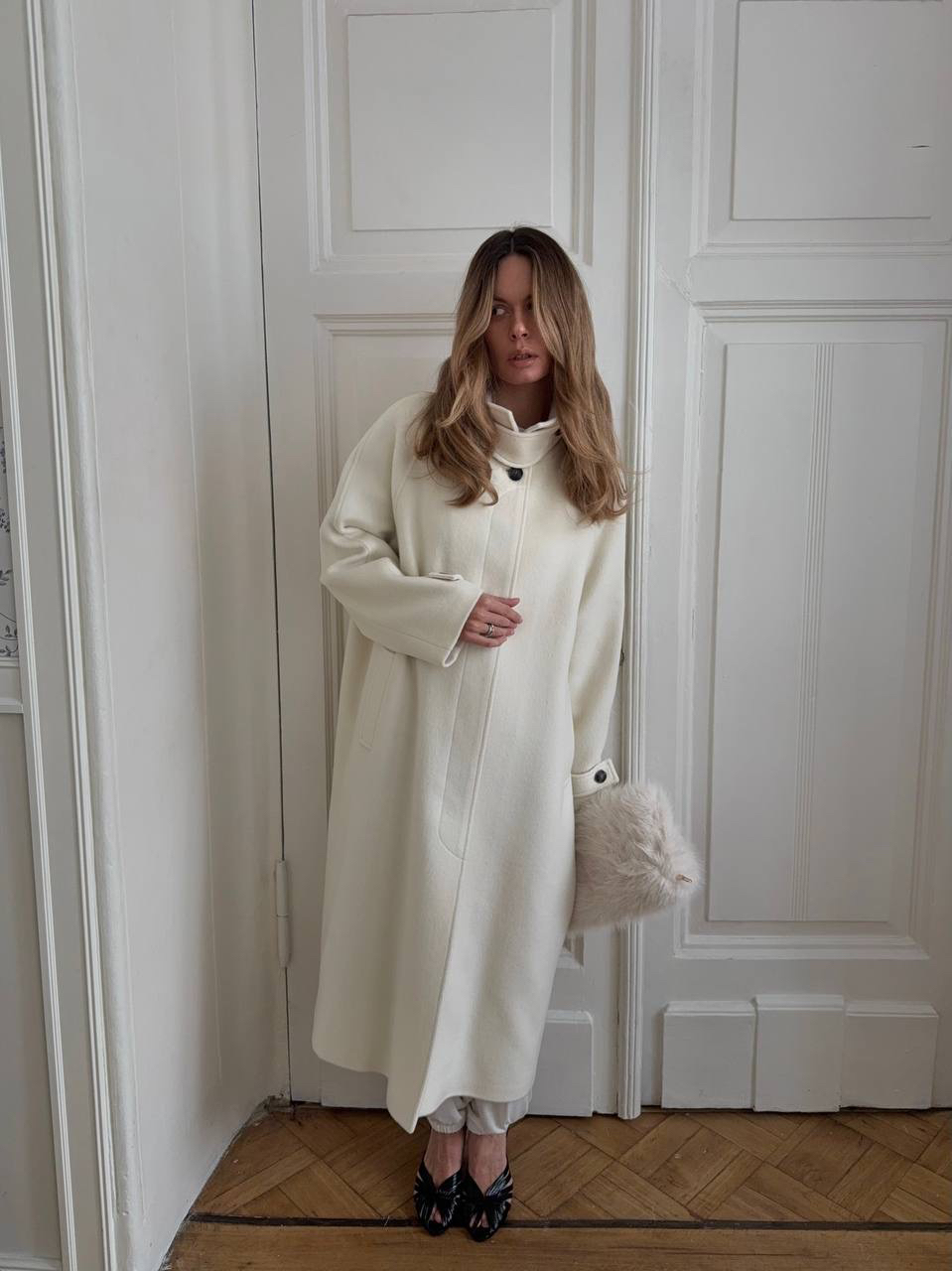 Расслабленный минимализм и элегантность в образах инфлюенсера Марины Бондаревой 🤍

Для актуального casual стиля с ноткой легкой непринужденности сочетаем сет из нежной вискозы Comfy c объемным пальто Daylight — идеальный монохромный аутфит для воскресного бранча. Чтобы добавить контрастности, носим с роскошными босоножками Black Caviar. 