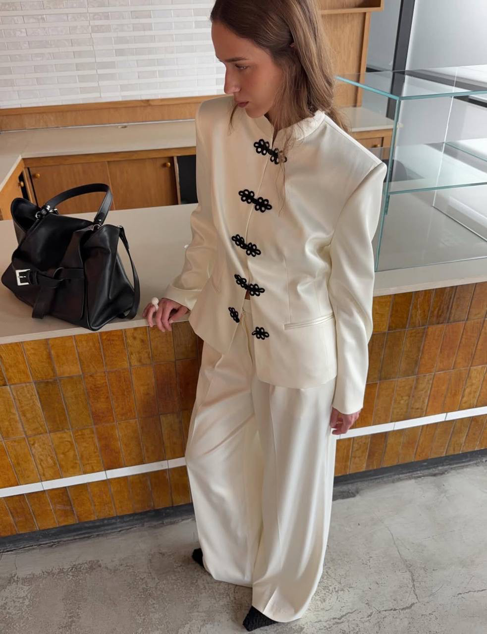 Вдохновляющий образ от инфлюенсера Виктории из раздела новинок 💎

Стилизация в эстетике лаконичного шика с восточным жакетом и классическими палаццо. Молочный оттенок, легкий сатиновый блеск, акцентный крой — каждая деталь создает образ, продуманный до мелочей.