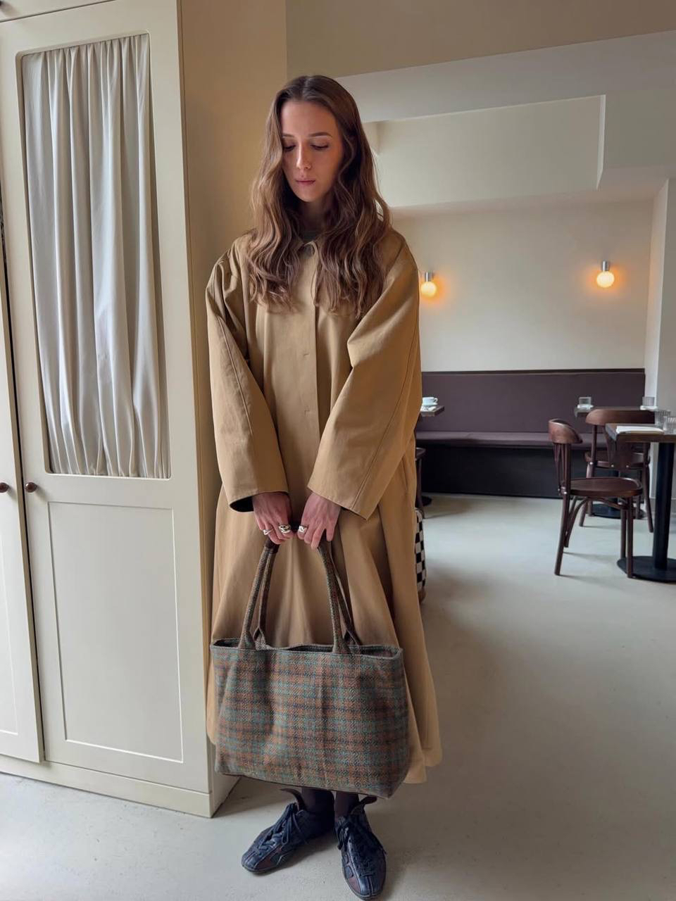 Вдохновляющий образ от инфлюенсера Виктории из раздела новинок 💎

Для любимого городского маршрута по весеннему городу предпочитаем бежевый тренчкот объемного силуэта — романтичный и слегка загадочный.