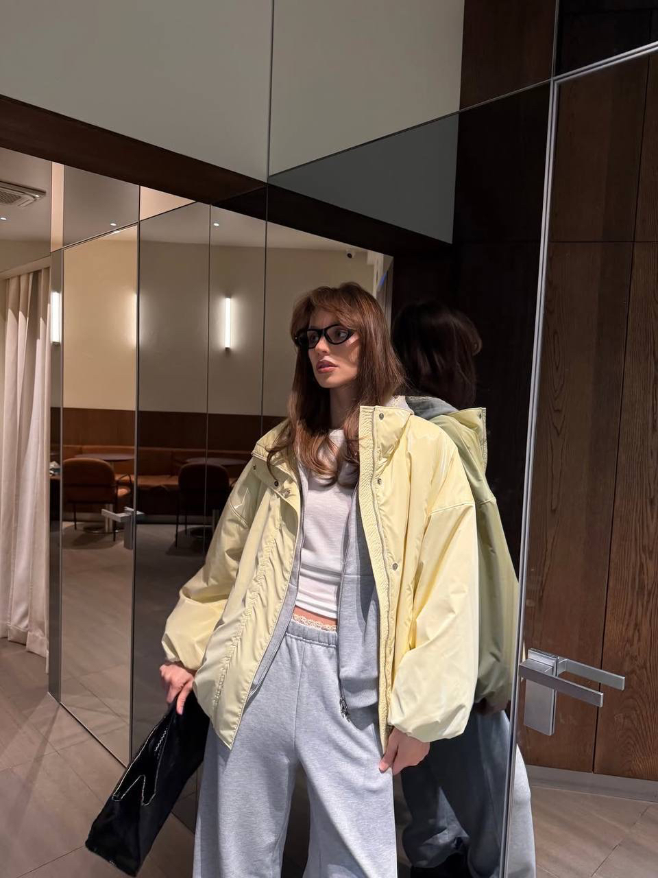 Как сделать casual стиль ярким и выразительным — показывает инфлюенсер Диана Чикаева 🍸

Когда настроение просит комфорта и ощущения расслабленности, носим худи и брюки Classic Grey, украшенные тонкой линией кружева. Идеальны в паре с глянцевым бомбером Butter Glow в самом актуальном оттенке последних сезонов.