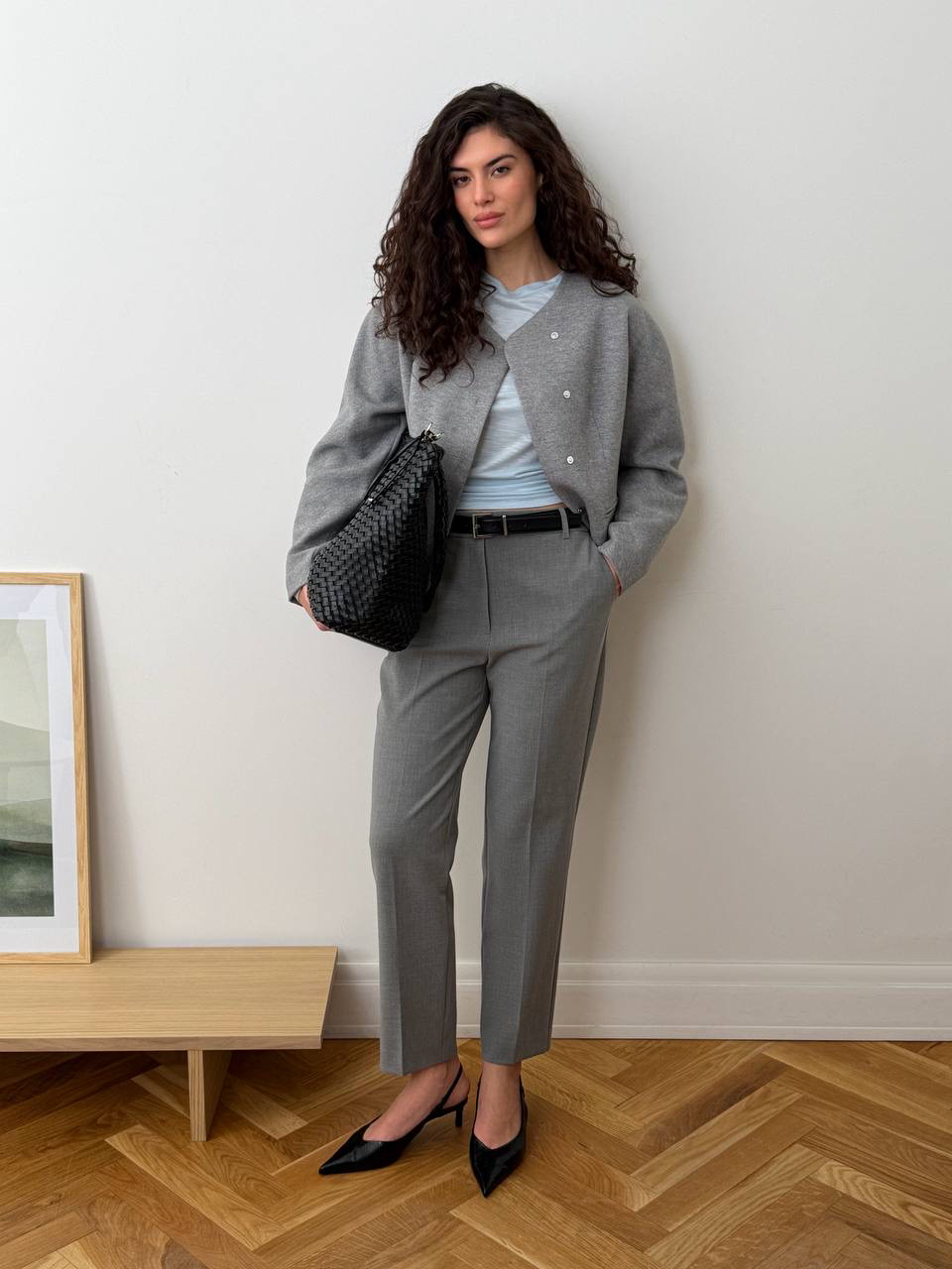 Серый оттенок делового гардероба в выразительном офисном образе из новой коллекции 🖇

Модный контраст мягких линий жакета Graceful Muse и строгих стрелок брюк Clear Grey — безупречный выбор, когда офисный гардероб требует свежего взгляда. Идеально в сочетании с небесным оттенком лонгслива Double Basic.