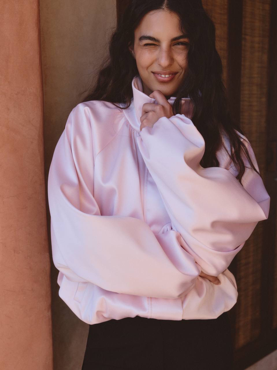 Когда город наполняется весенними красками и солнечным светом, нам особенно важно обращать внимание на детали. Атласный блеск, нежно-розовый оттенок и легкий силуэт бомбера «Малиновый мусс» созданы, чтобы подчеркнуть красоту наступившего сезона 🍧

Для стильных повседневных образов носим со слегка укороченными костюмными брюками, добавляющими утонченному сочетанию игривую нотку.