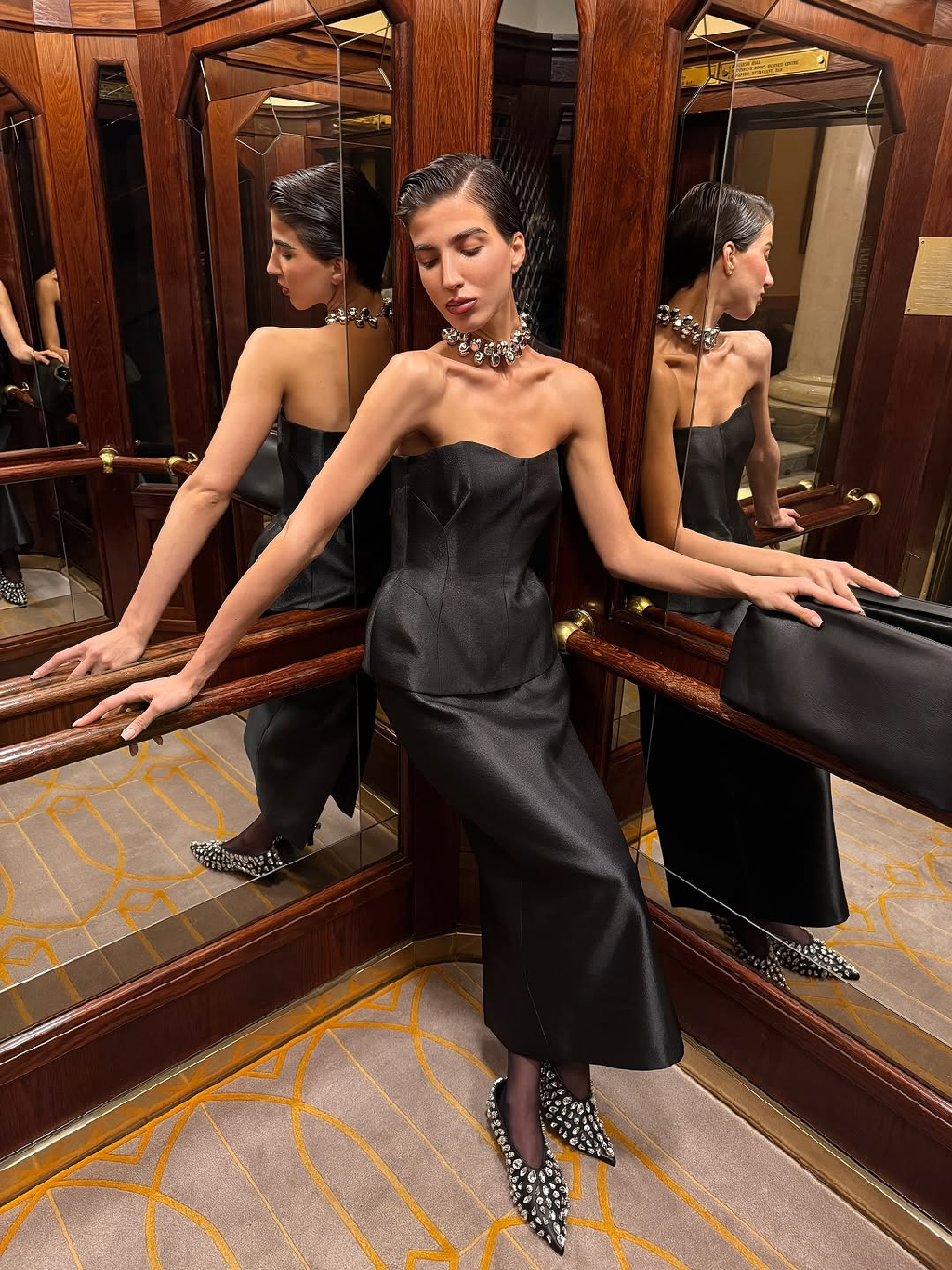 Cet Moon Night из скульптурного корсета
и юбки в длине миди для роскошного блеска в праздничную ночь 🌙