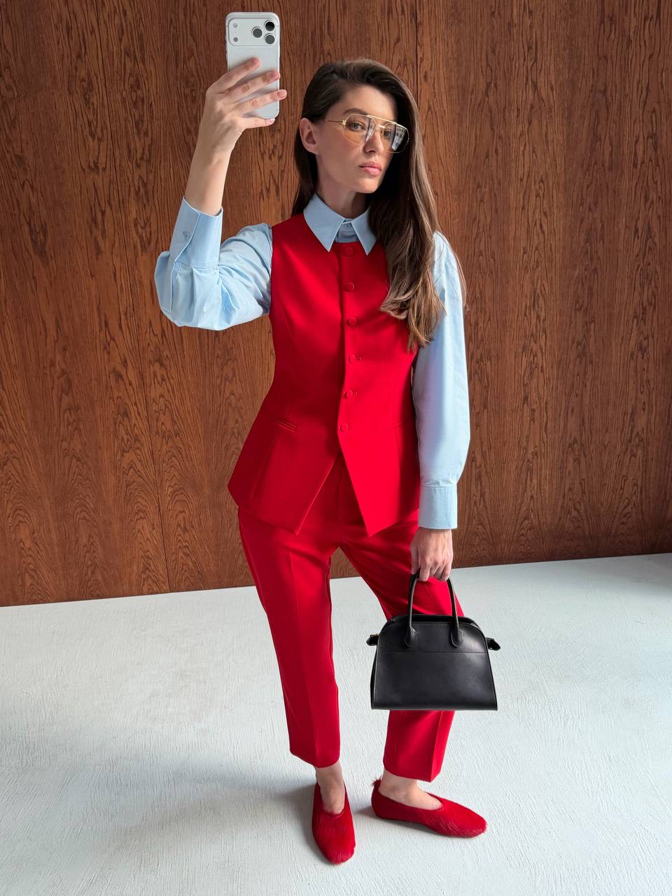 Весной особенно хочется добавлять в образы яркие акценты, поэтому делимся идеями, с чем сочетать модели красного цвета из нашей новой коллекции ❤️

• Красный + голубой
Одна из самых актуальных цветовых комбинаций последних сезонов, которая будет особенно прекрасна на фоне цветущего весеннего города.