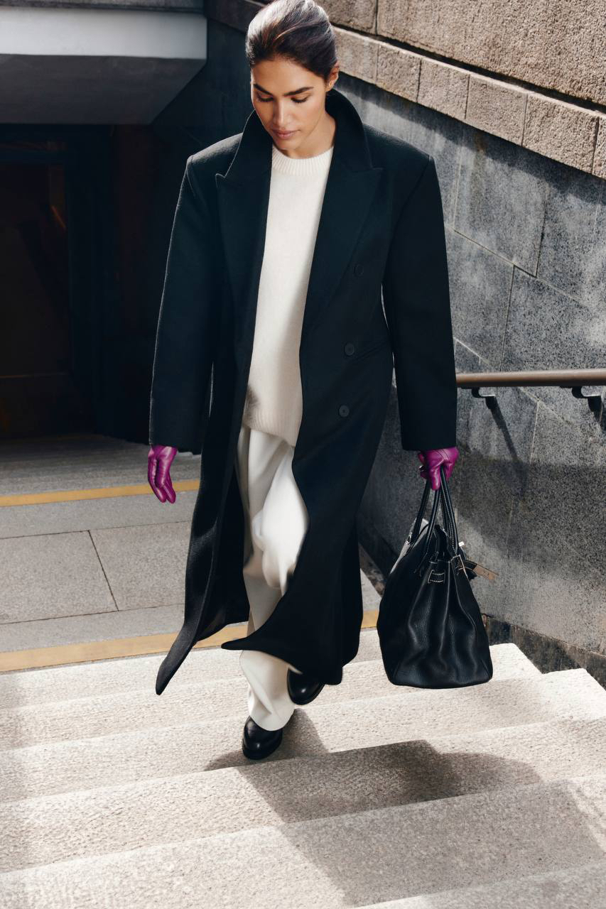 Classy fit — вневременное пальто, которое не нужно представлять 🖤

Женственный крой в сочетании с чёткой архитектурой power dressing:
• акцентная линия плеч
• двубортная застёжка
• широкие лацканы
• приталенный силуэт, подчёркивающий талию

Создано для тех, кто умеет быть разной. Носите с лаконичными брюками и сорочкой — и задавайте тон в офисе.
Добавьте тёплый и нежный джемпер и акцентные перчатки — и позвольте себе романтичную силу.

Черный цвет говорит — «главное внутри» 💜