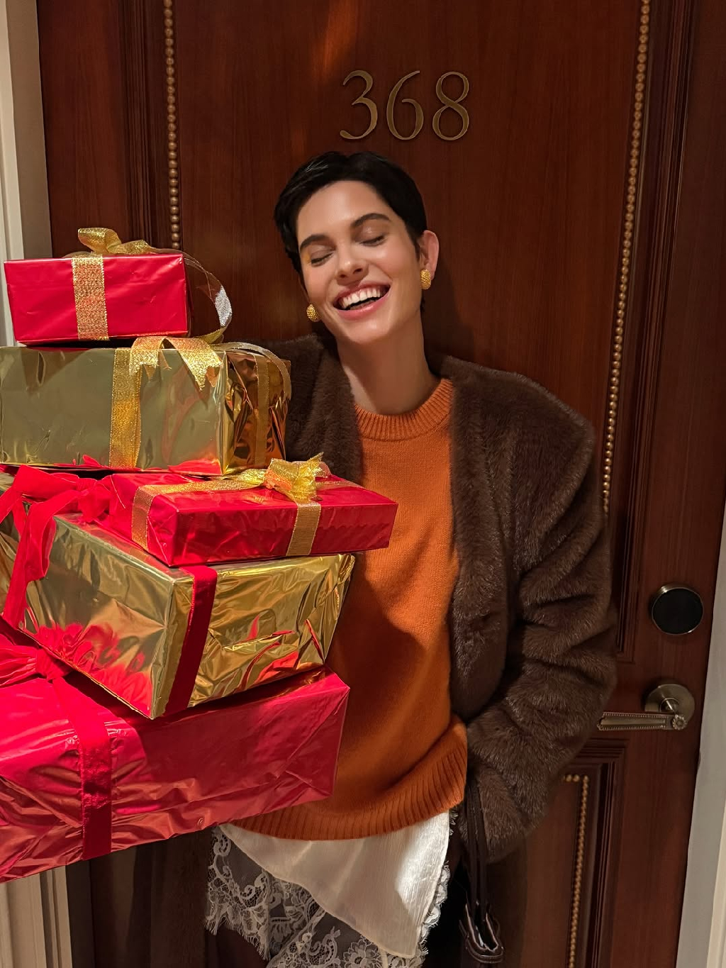 Новогоднее настроение начинается с цвета
— наш Merino Essential в сочном мандариновом оттенке 🍊сразу делает образ праздничным. Объемный силуэт, мягкая пряжа с мериносом и шерстью енота и та самая расслабленная элегантность, которая идеально смотрится среди огней и подарков. Для вечеров, когда хочется уюта, и выходов, где важен эффект.