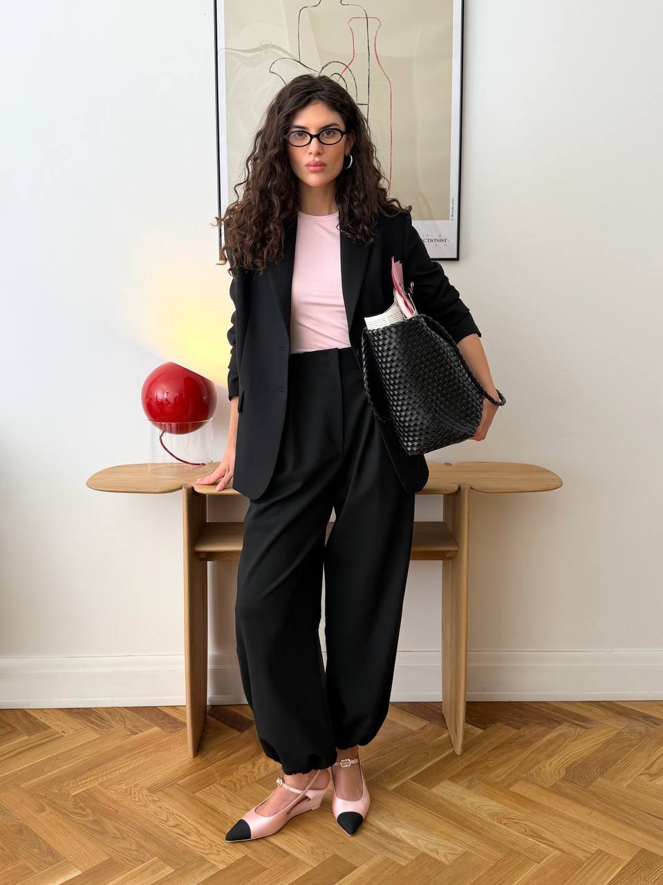 Черный оттенок делового гардероба в выразительном офисном образе из новой коллекции 🖇

Если вам кажется, что черные костюмные брюки обязательно выглядят сдержанно, обратите внимание на аладдины Intense Black с эффектным кроем: высокой талией, объемными защипами и аккуратными манжетами по низу. Носим с нежно-розовой футболкой Base и вневременным жакетом Blacktie.