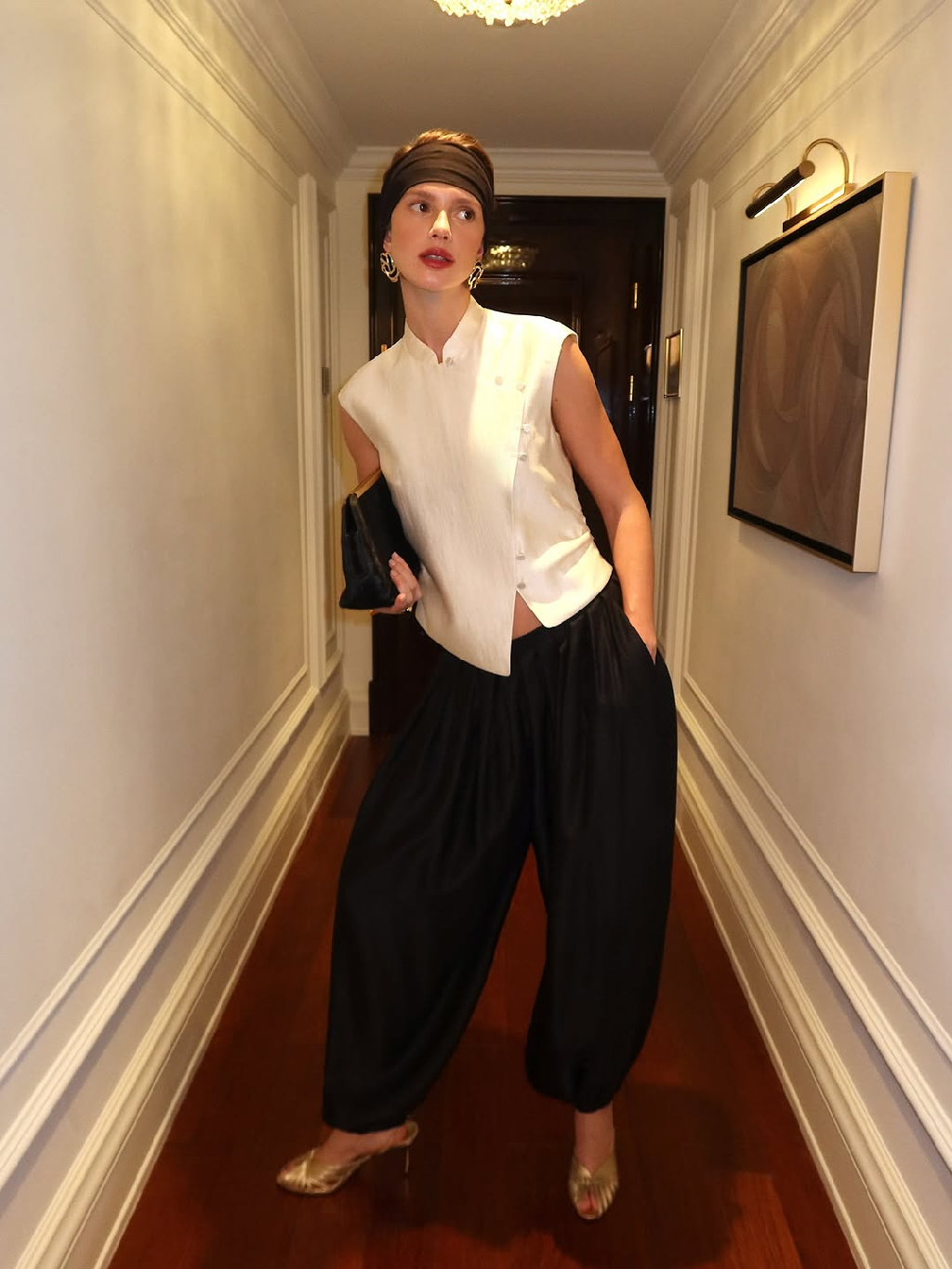 В праздничной коллекции мы играем с восточной эстетикой так, как умеем только мы — через силу силуэтов, драматичный блеск ткани и смелые пропорции 🏮

Притягательная магия Востока, переосмысленная в современной SELFMADE-реальности.

Мы соединяем мягкую пластику аладдинов, графичность воротников мао и сияние сатиновых фактур, чтобы показать: тренд на восточную стилистику. Наши комплекты звучат по-новому именно благодаря этому контрасту — объем и легкость, структура и текучесть, блеск и глубокие тона.

Восточные мотивы становятся частью современной женственности - уверенной, независимой, чувственной.

SELFMADE презентует Восток, который не копирует традиции, а пропускает их через ваш собственный характер. И в этом — вся сила образов.