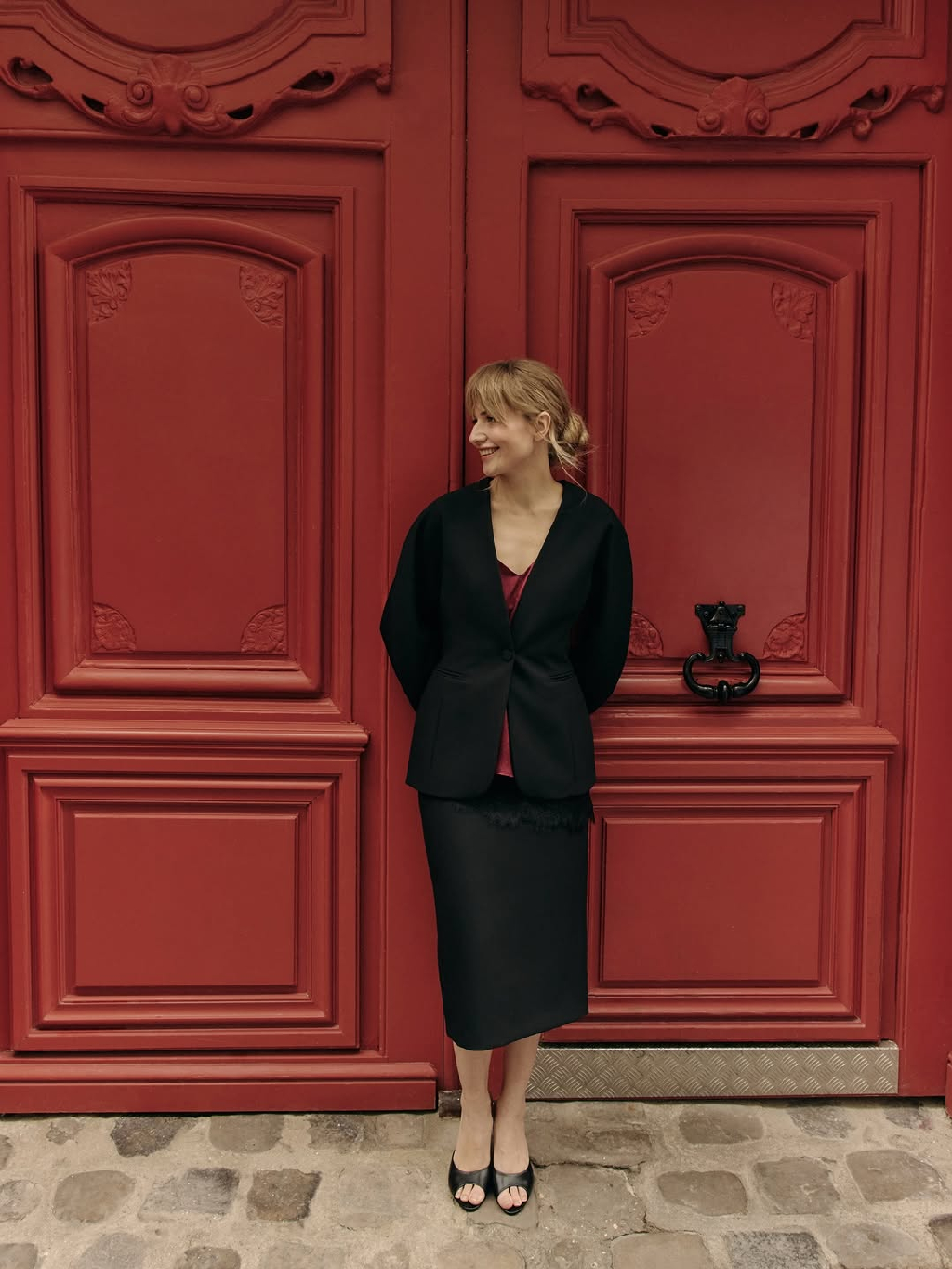 Rouge Délicat 🍷 Ton Lovely Lace как история о женственности. Бордовый оттенок, лёгкая ткань, кружево, скользящее по коже - всё в нём про ощущение момента. Асимметрия делает силуэт живым, как движение - естественным, как дыхание.

В дуэте со строгим костюмом Caviar Black он превращает классику в высказывание, добавляя образу ту самую нотку extra.