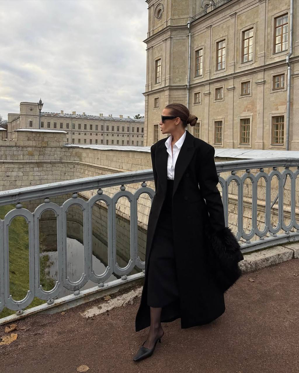 Когда в гардеробе появляется вещь с характером — осень приобретает новый характер 🖤

Пальто Classy Fit создано для тех, кто не боится быть заметной. Четкая линия плеч, идеальная посадка, плотная шерсть и силуэт, который диктует правила — но делает это мягко.

В нем можно идти на важную встречу или на свидание с собой — эффект будет одинаково сильным.

Строгость и романтичность, сила и нежность в образе от Алены Рерих с пальто Classy Fit.