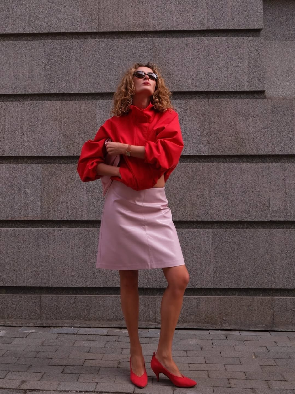 Асмат @asmatchkotua знает, как создавать яркие и стильные образы 💔

Ветровка Spring City и юбка-мини Sensual Pink - это баланс динамики и женственности. Контрастные ткани и крой делают стиль уникальным и запоминающимся.