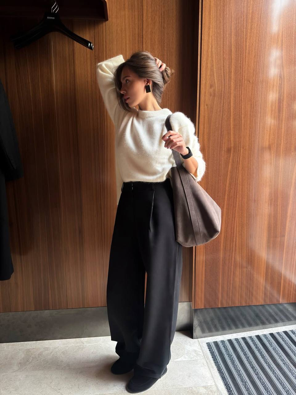 Зимний уют, который работает на вас 🤍
Тот самый образ от Виктории Бондаревой на каждый день, когда хочется тепла, комфорта и ощущения «я выгляжу собранно, даже если просто вышла за кофе».

Невероятно мягкий джемпер из мериносовой шерсти с добавлением шерсти енота — как объятие в холодное утро. Нежный к коже, согревающий в мороз и такой универсальный, что рука тянется к нему снова и снова. В нем хочется замедляться, дышать глубже и проживать зиму красиво.

Брюки palazzo в цвете Statement-Black — наша вечная база с характером. Безупречная посадка, уверенный крой и то самое настроение «slightly bossy». Носим вместо джинсов, комбинируем с жакетами или уютным трикотажем — всегда про силу и стиль без лишних слов.

Идеальный дуэт для холодных дней.