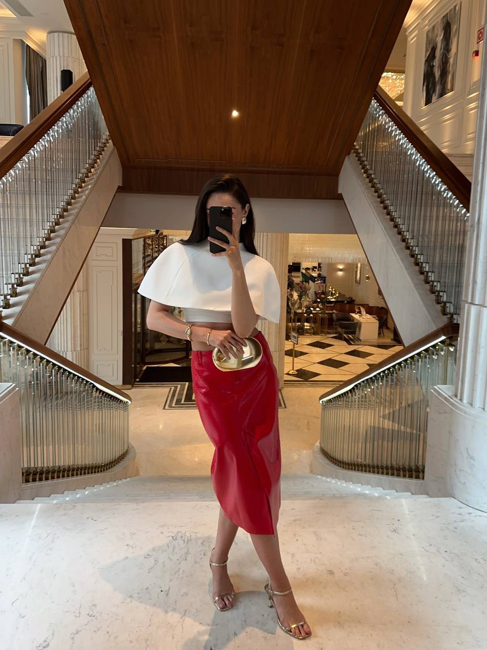 Выбор инфлюенсера Виктории Новицкой для образов в стиле игривой женственности 💋

Для комбинации дерзкой юбки Love Expression и кейпа Vanilla Glaze выбираем золото, аккуратно расставляя акценты, — элегантно и изысканно.