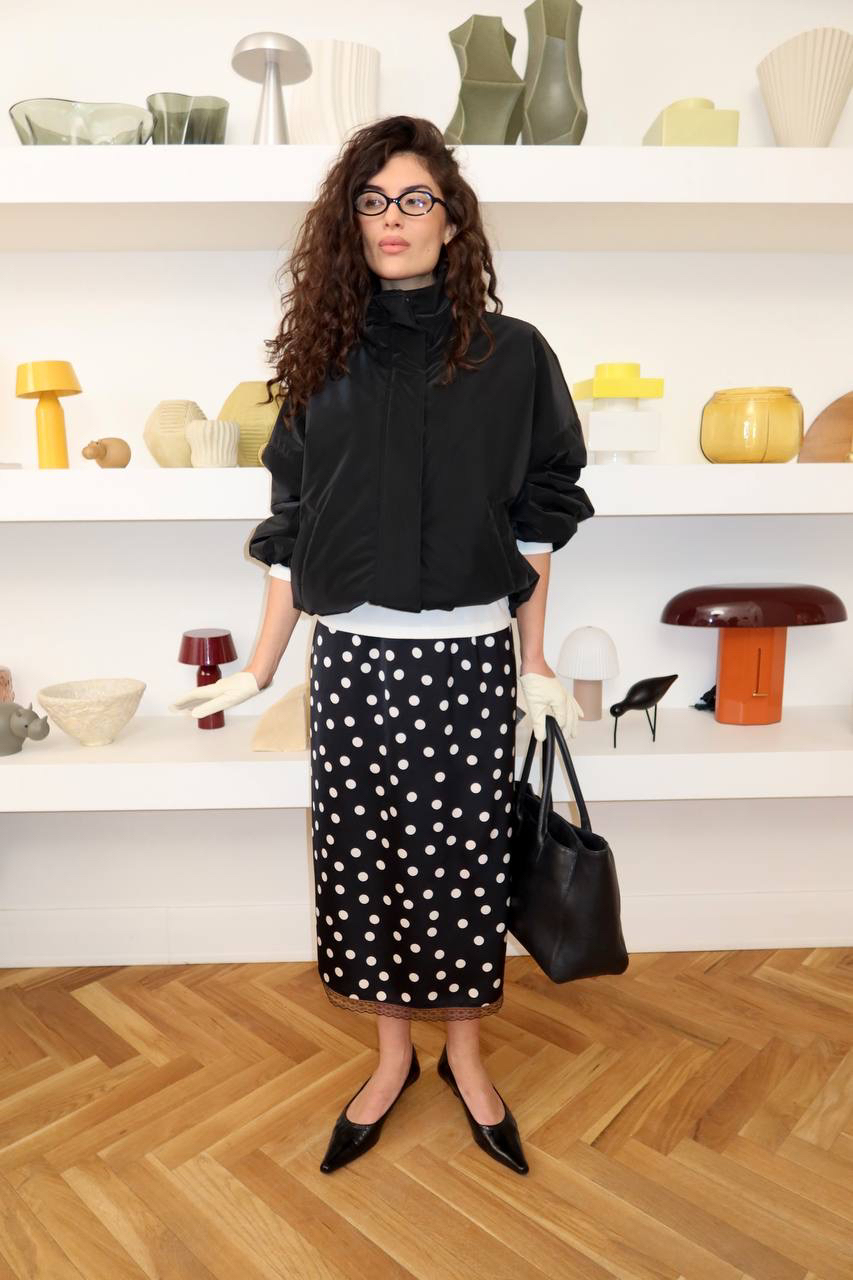 Выходные — идеальный момент для вдохновляющих экспериментов со стилем 💎

Заигрываем с классической элегантностью при помощи контрастов: изящную модель Cinematic сочетаем с глянцевым бомбером Midnight Glow.