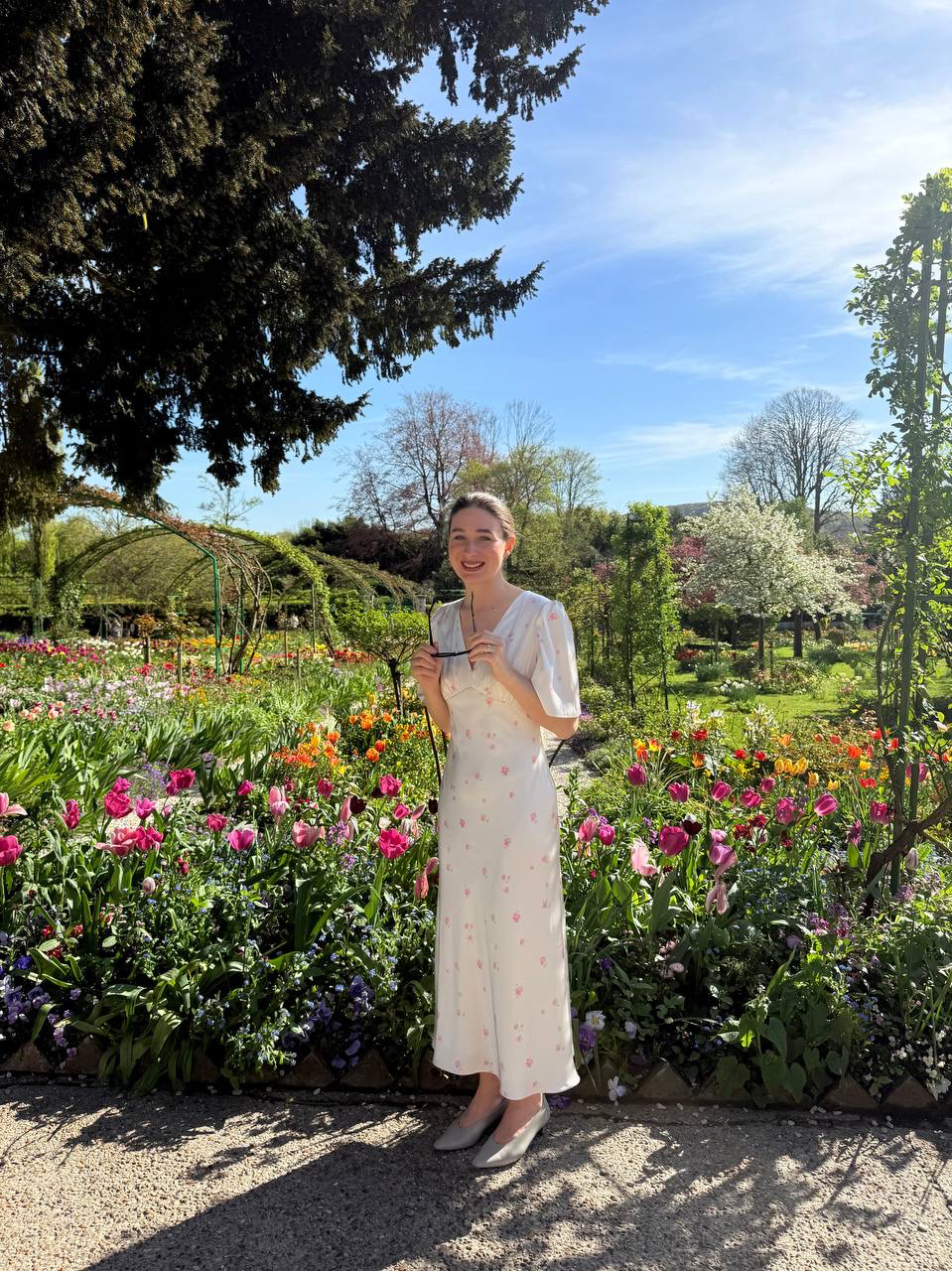 Цветущий сад Клода Моне в Живерни, старинные улицы Парижа и изящные образы из новой коллекции — рассматриваем очаровательные кадры инфлюенсера Ксении Ситдиковой 🦢

Нежный цветочный принт, жемчужное сияние — детали, способные сделать любое путешествие еще ярче.