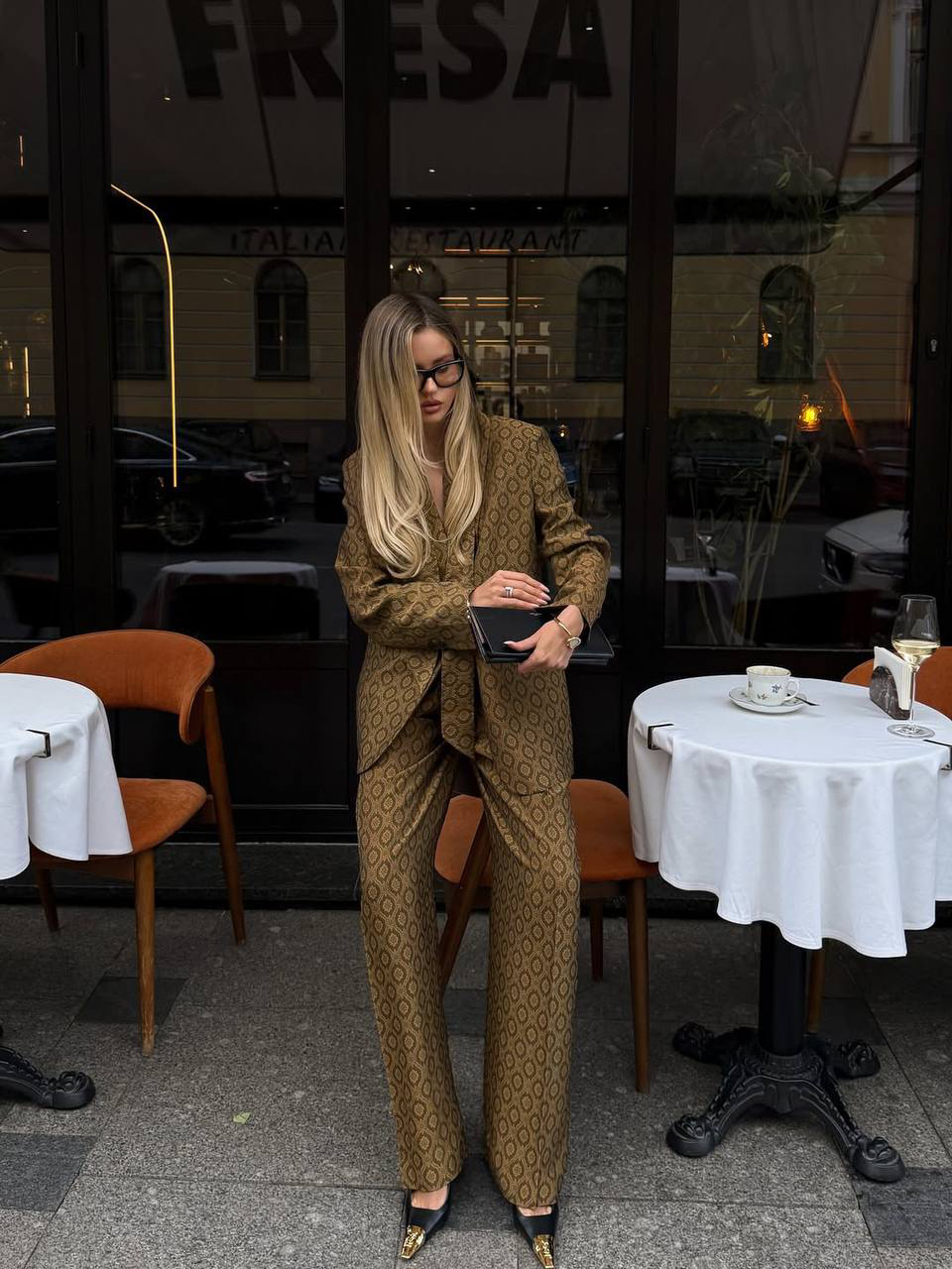 Когда ретро-принт звучит как приглашение на праздник — громко, уверенно и с настроением 🤎

Этот костюм будто создан для моментов, когда хочется сиять без лишней формальности и чувствовать себя в центре внимания. Классика 80-х здесь проходит через призму SELFMADE: больше свободы, больше шика, больше удовольствия от образа и от себя в нём.

Идеальный сет для праздничных выходов прямо сейчас — вечеринок, ужинов, дней рождения и событий, где важны энергия, характер и эффектное появление.

Мы вдохновлялись стилизацией fashion-инфлюенсеров на фото — тем, как они носят уверенность, играют с настроением и превращают костюм в отражение характера.