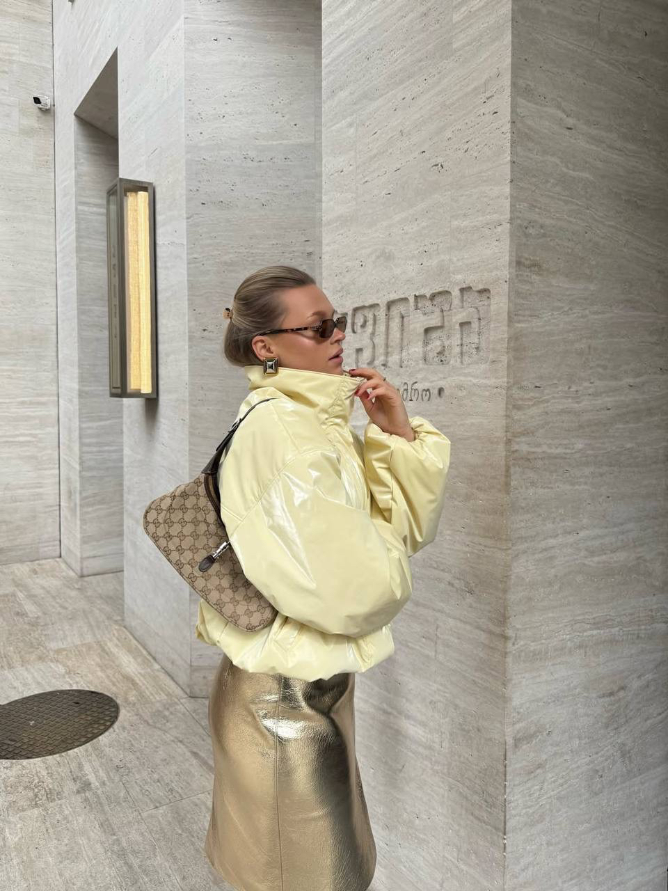 Стилизация от Виолетты из нашей новой коллекции:

🧈 Дерзкий характер с нежными акцентами
Идеальный микс фактур и оттенков — сочетаем экокожу с глянцем и сливочно-желтый цвет с золотом.