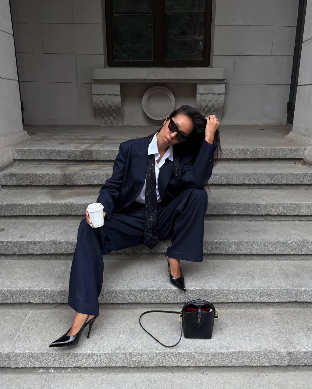 Midnight Calling 🏙️ Встречаем новый сезон в главном цвете осени — глубокий midnight blue. 

Вдохновлённый полуночным небом, он обволакивает строгие формы мягкой таинственностью и приглашает пересобрать деловой гардероб с новым настроением.

Fashion-инфлюенсер Марина выбрала выверенное комбо: изысканное Statement-пальто с чёткой линией плеч и двубортной застёжкой, акцентный жакет в оттенке Classy blue, струящиеся брюки-palazzo и белая рубашка с галстуком в тон. Смело, лаконично и по-настоящему выразительно.

Это не просто образ — это манифест новой классики: когда power dressing становится мягче, а деловой стиль — более личным.

SELFMADE рекомендует:
• комбинировать оттенки одного цвета для эффектного монохрома
• не бояться включать галстук в женственный гардероб
• делать ставку на силуэт, а не на перегруженные детали