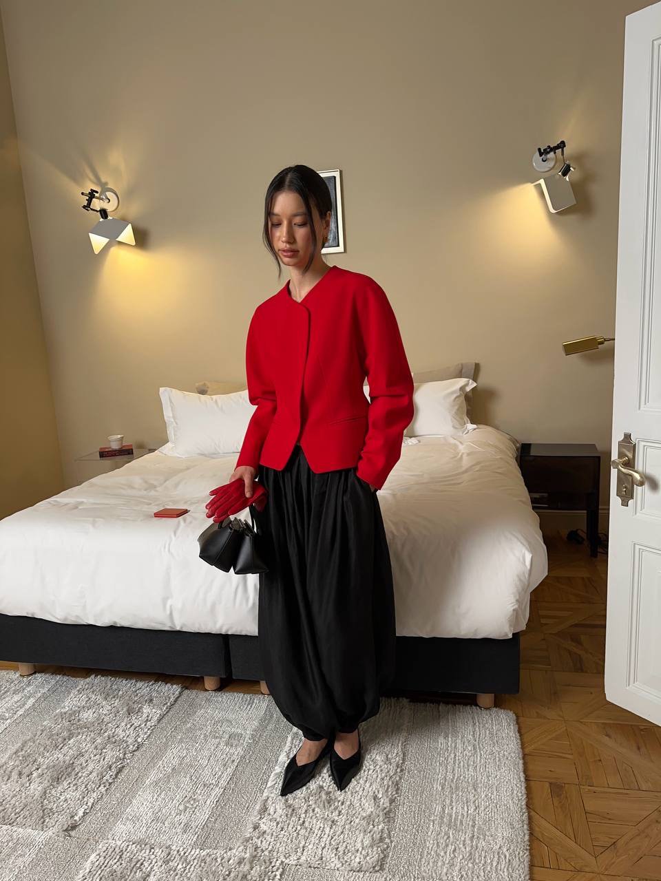 Брюки-аладдины в черном и золотистом оттенках — это динамичный крой, эффектное сияние и магия восточного колорита. Предлагаем идеи для весенних стилизаций с моделью, которая уже успела полюбиться вам, став одним из наших хитов 🪭

Для модного контраста носим аладдины с красным приталенным жакетом. 