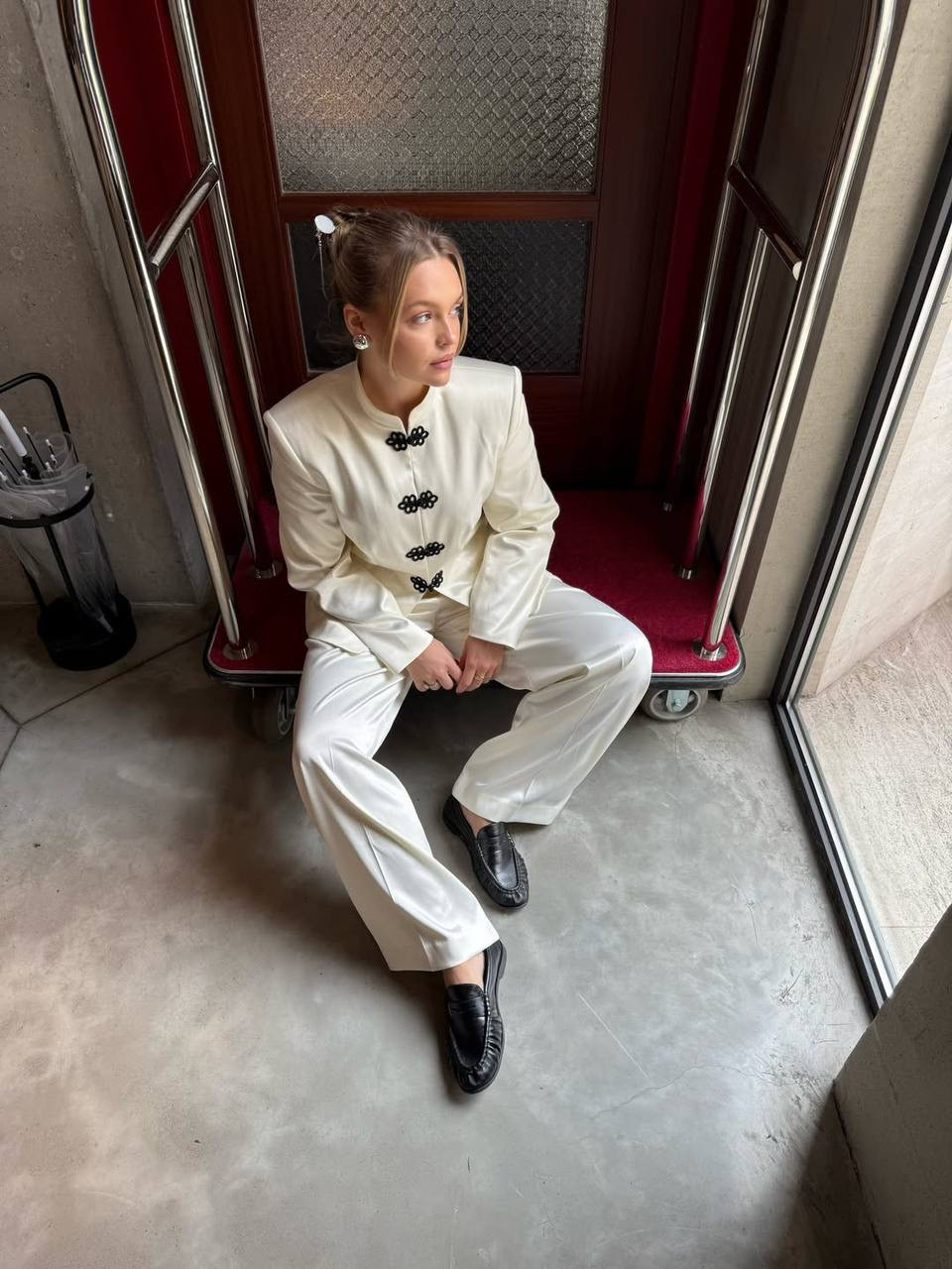 Стилизация от Виолетты из нашей новой коллекции:

🦢 Классика с восточным колоритом
Один из самых актуальных сетов — приталенный жакет с узорными застежками и палаццо, украшенные сатиновым блеском.