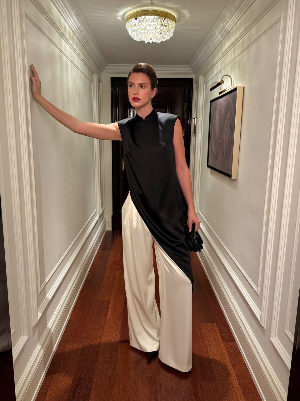 Образ, в котором восточные мотивы становятся частью вашей личной эстетики.
Топ Black Shadows — наш способ мягко адаптировать азиатский тренд в повседневный гардероб. Графичная линия плеч, воротник мао и атласный блеск создают эффектную архитектуру силуэта, внося в образ ту самую точность формы, за которую мы любим современный минимализм.

Сочетаем с сияющими брюками Eastern Muse — и получаем ахроматичный сет, который работает и для вечерних планов, и для особых моментов. 

Элегантно. Сдержанно. Вдохновляюще.