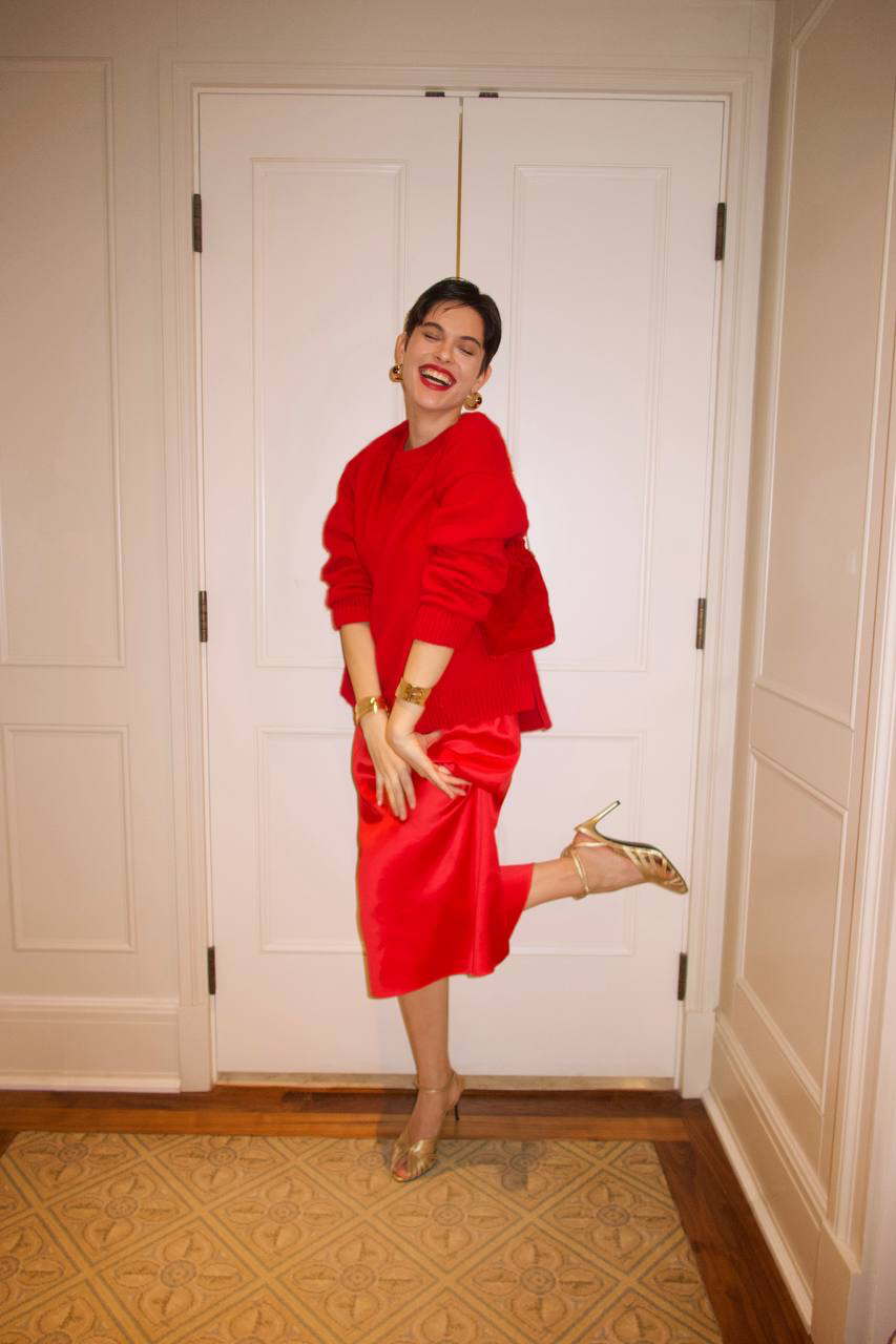 Праздничный образ в total red задает особое настроение — теплое, уверенное, с легким ощущением ожидания чуда ❤️

Мягкий джемпер из мериносовой шерсти с добавлением шерсти енота окутывает комфортом и дарит то самое чувство уюта, с которого начинается праздник. Его фактура тонко перекликается с гладким атласом юбки-миди Red Light: струящаяся ткань, прямой крой и деликатный разрез сзади добавляют образу света и движения. 

Красный цвет раскрывается глубоко и спокойно, а штрих красной помады 💋 завершает образ, создавая настроение, в котором хочется встречать особенные моменты.