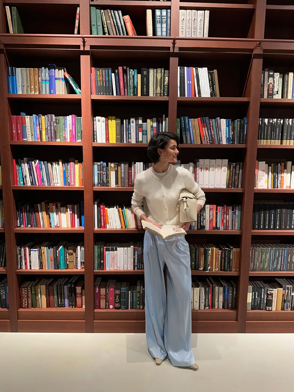 Mood, когда за окном снежная и морозная погода: уделить внимание себе и провести пару часов в бибилиотке в кардине из шерсти альпаки Wool Mix 📖