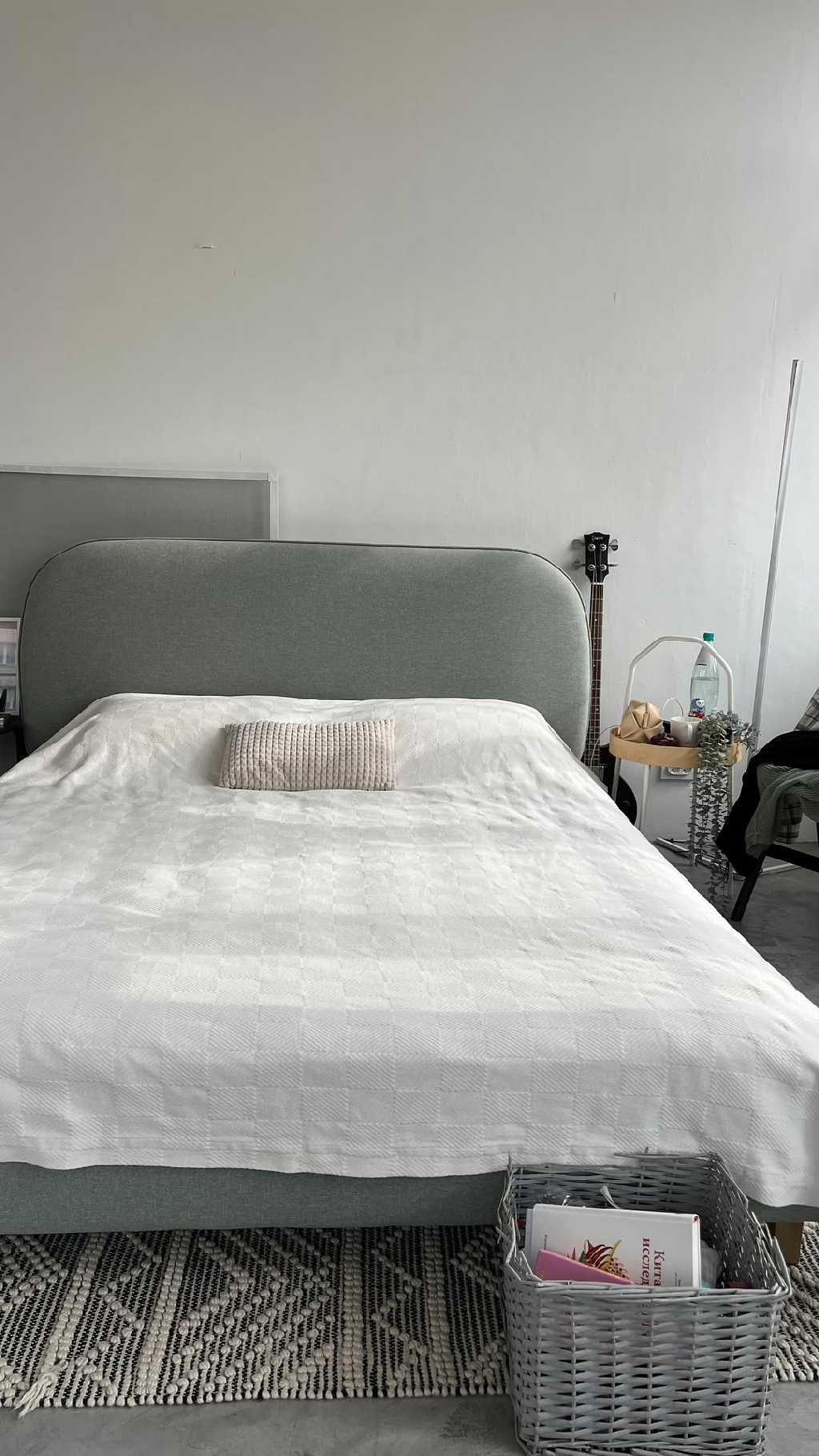 Иногда кажется, что все дело в месте, только в нем может быть красиво, но нет… дело не в месте дело в нашем желании жить красиво или нет.

Вчера снимали для нашего проекта @uutno и я пыталась сделать до, максимально похожим на типовое жилье, в фантастической квартире @olymarkes 

Лично для себя поняла, что все возможно 😅