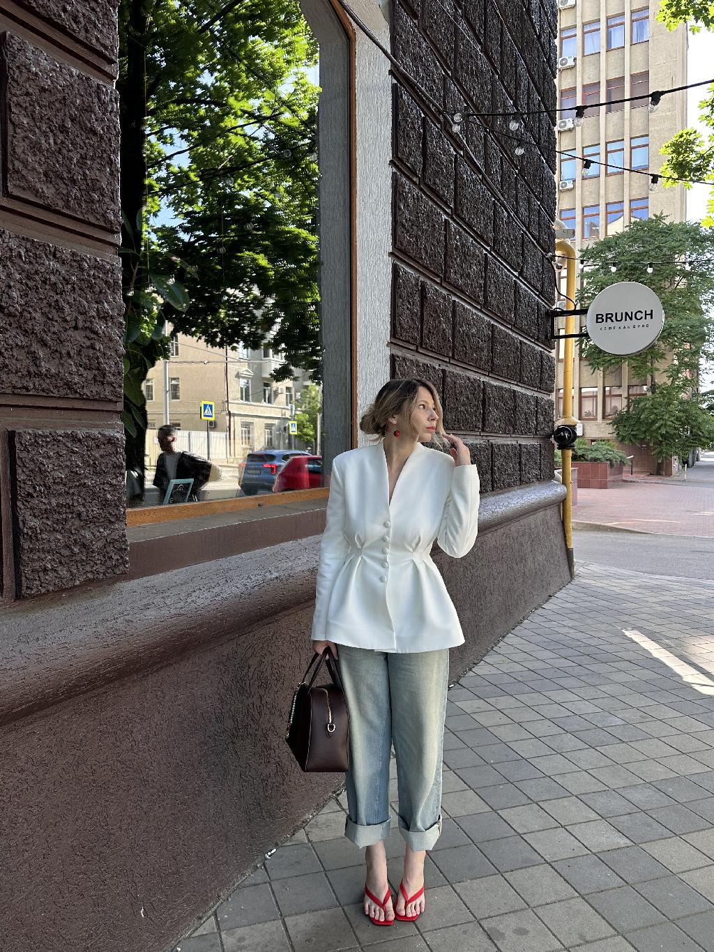 Помните бренд Kira Plastinina? Если вам от 30 до 36 лет, то должны помнить. Ярко-розовые магазинчики, которые отличались от всех остальных, и манили своими нарядными манекенами. 

Там продавались очень красивые вещи, в перьях и пайетках, которые я - студентка тогда позволить себе не могла. Что не мешало мне перемерять каждую субботу по пол магазина 😐

Недавно на Lamoda наткнулась на этот приталенный жакет от этой самой Kira Plastinina. И решила, что детские гештальды надо закрывать. Правда, есть ощущение, что я и сейчас не очень-то могу себе это позволить 😂

Вещица крайне изящная и стильная.