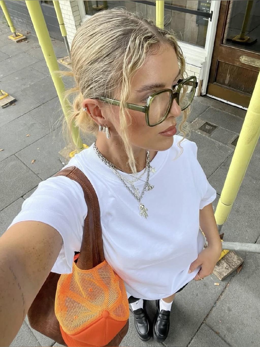 Забирайте шесть трендовых приемов на лето: 

Одежда в стиле бохо - однозначный лидер. Хотя мне немного поднадоела. В любом случае, летящие ткани, кружево, перфорации на ткани, бахрому и воланы активно носим. 

Силуэты, в которых сочетается контраст длин: короткое и длинное. Это и юбки поверх брюк, и ассиметричные подолы платьев и любые повязанные на пояс аксессуары: косынки, килты, баски и т.п. 

Платок. Сколько лет мы скачем вокруг него, придумывая мыслимые и немыслимые стилизации, но платок на пояс и вместо топа - по-прежнему очень актуальный стайлинг. 

Ультра-широкий ремень. Особенно грубый, дерзкий и броский на полупрозрачный трикотаж или на одежду, которую ремень впринципе изначально не предполагает. 

Цветы и узоры на тканях. Тут даже говорить ничего не буду, это изящно, женственно и максимально «летне» всегда. 

Крупные оправы очков. Пластмассовые и в глубоких сложных цветах. Например, темно-зеленые или грязно-голубые. 

Что носите из вышеперечисленного?