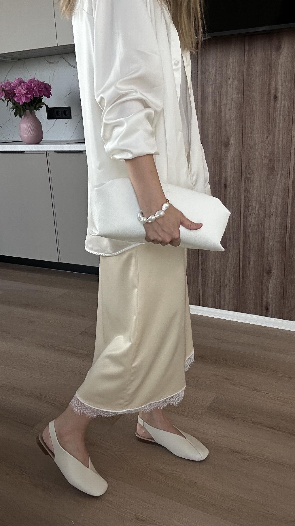 Мне пришла эта юбка от Crate. Это официально теперь самая большая моя гардеробная любовь. В ней идеально все! 

Она настолько нежная и неописуемо красивая, что меня поглотило колоссальное вдохновение творить с ней бесконечное количество образов. Ниже покажу стилизации, если накинете горы сердец. 

Юбка представлена в четырех длинах и разных цветах. Продублирую ссылочку тут, потому что я бы продала за нее даже душу, но цена моему счастью всего-навсего 5500.