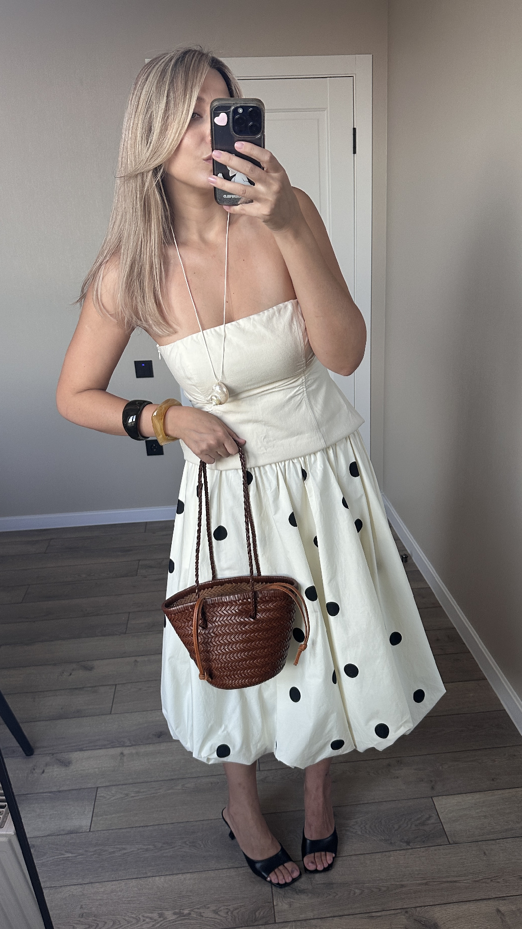 Юбка Lime. Безумно нравится! Собираю образы вместе с вами. 


Хочется добавить, что поиск собственного стиля - это процесс, долгий и в переменчивости современного мира, скорее бесконечный. И это однозначно эксперименты! Так, я в очередной раз убеждаюсь, что как бы мне не нравилась на других феминная, ничем не разбавленная женственность, изящество и нежность - мне такое совсем не подходит. Я просто чувствую себя в этом некомфортно. Поэтому  слава контрастам: женственность + брутальность, элегантность + деловой стиль. 