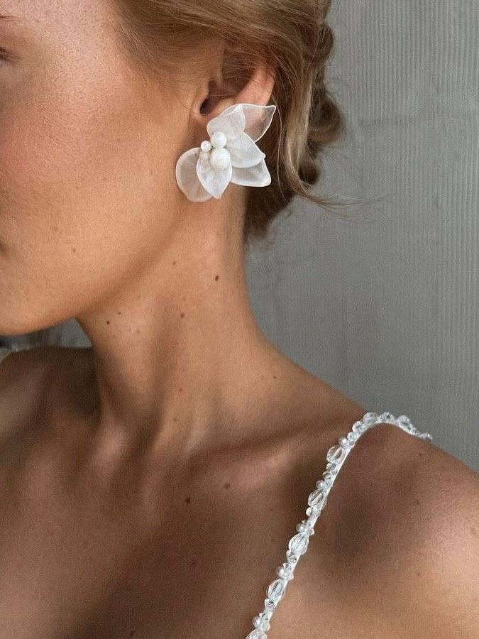 Абсолютное волшебство вытворяют нынче серьги с цветами, я считаю. Причем не в романтичных и нежных, а в кэжуальных и расслабленных деловых. Очень люблю этот прием. Особенно, с брючным костюмом и большим пиджаком.