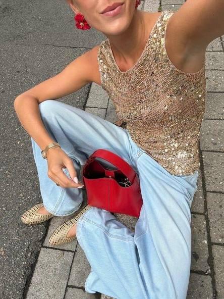 Чем дальше от нового года, тем сильнее тяга к пайеткам. И так как все про них забывают, в теплое время года они смотрятся особенно интересно и свеженько.