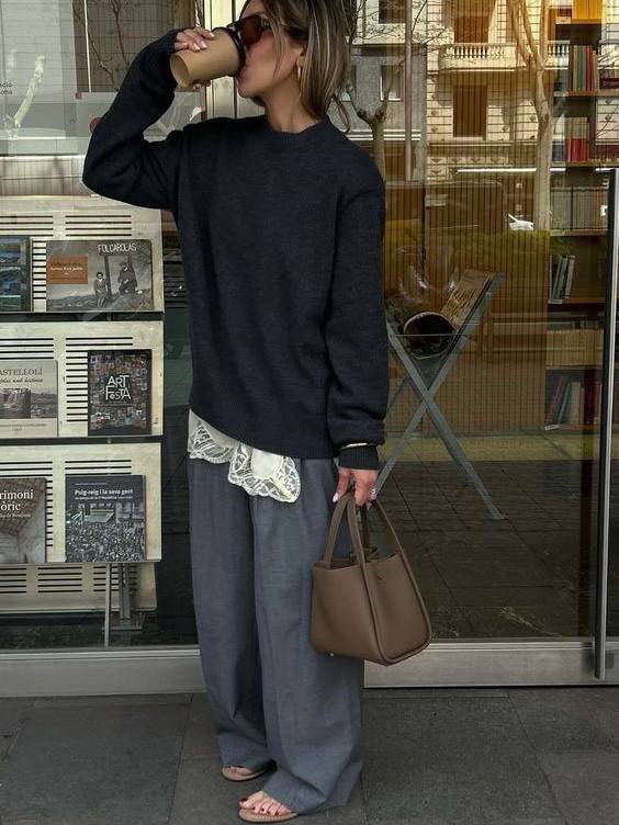 Что обязательно должно быть (и будет) в моем осеннем гардеробе. И что я советую купить всем, кто собирает осеннюю капсулу с нуля. 

- Ветровка - спортивная или полуспортивная, шуршащая, полупрозрачная, из плащевки или хлопка, с резинкой или кулиской по низу, с воротником-стойкой или капюшоном. Наверняка, вы уже видели супер-трендовые образы с такими ветровками в элегантных, повседневно-деловых или бельевых стилизациях. Берём! 

Кому не нравится ветровка - рассмотрите укороченный тренч или плащ, чуть менее универсально, чуть более серьезно, также стильно. 

- Кружевной топ/туника/юбка/платье/шорты. Летом активно носили, и смело переносим в осень. Со свитерами, жакетами и кожаными верхними изделиями очень свежо и утонченно смотрится. 

- Черные брюки с заниженной линией талии либо укороченные модели, облегающие ножку. А лучше берите и те, и те. Универсальнейший низ, который будет ещё и самым актуальным. 

- На смену маек, которые даже для меня стали самым носибельным верхом этим летом, (а я не слишком люблю оголять плечи), приходят тонкие кашемировые свитера и топы. Модными будут варианты и с длинным рукавом, и с коротким, и вовсе без рукава, но универсальнее первые - их можно повязывать на талию или плечи, усложняя лук. 

- Лоферы, про которые мы с вами уже много раз говорили. В замше или коже, с открытой пяткой, как мюли, или классические. Более структурные, или мягкие, как чешки. Выбирайте, что подходит вашему стилю. И не бойтесь носить их с плотными носками не в цвет - так даже нужно. 

- Жокейские сапоги в минималистичном дизайне. Наиболее удачно смотрятся с мини-юбками, удлиненными бермудами или с узкими брюками, но и с широкими низами их можно умудриться выигрышно застилизовать. 