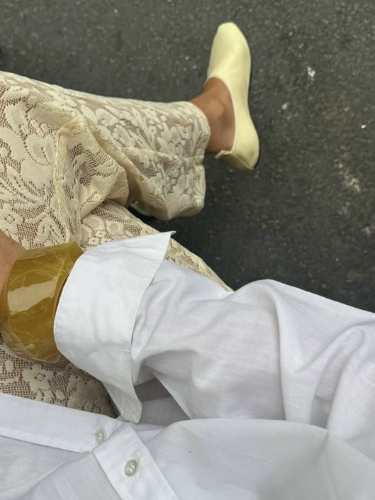 Почему цветная обувь стала так актуальна? 

Причины этому две: промышленная революция и прогресс в текстильной отрасли сделали возможным сильно минимизировать затраты на производство обуви. Раньше среднестатистический взрослый человек мог позволить себе две пары обуви на сезон. Соответсвенно, эта обувь должна была отвечать главному критерию - качество и износостойкость. 

Сейчас обувь, зачастую, стоит дешевле одежды, тем более, если она выполнена из искусственных материалов. Мы можем позволить себе покупать больше обуви и легко пренебрегать качеством, поскольку нагрузка на каждую пару минимизируется пропорционально расширению обувного гардероба. 

А цветная обувь - вариант очень удобный для стильных экспериментов, поскольку обувь занимает очень мало площади в образе, в отличии, например, от брюк или той же рубашки, а значит в разы меньше обязывает к тщательному подбору подходящих цветовых сочетаний. 

Условно, голубые балетки будет намного проще стилизовать и отработают они в разы чаще, чем тот же голубой пиджак. Ещё и потому, что граничить они будут только с низом, а значит не создадут никакого цветового конфликта с верхней частью лука. 

Ещё одна удачная опция для цветных экспериментов - это сумки. Они тоже занимают мало площади в образе. Однако, в случае с ними все же придётся быть более осторожной в подборе сочетаний, ведь сумка граничит и с верхом, и с низом, а значит придётся исключить конфликт оттенков и там, и тут. 