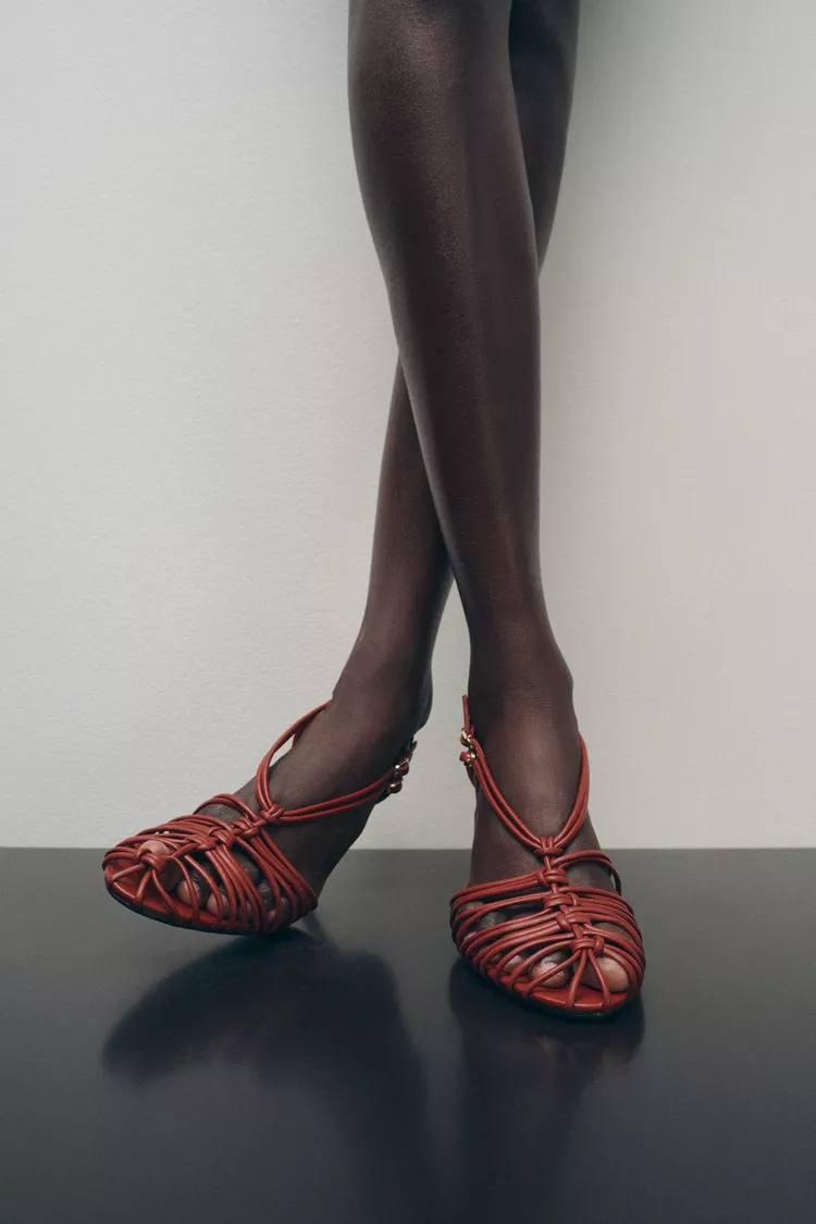 Безумно нравятся эти терракотовые босоножки от Zara. Манящий цвет, винтажный налет и интересный дизайн. Кожа, судя по фото, мягкая. Для афро-американского цветотипа вообще загляденье. 