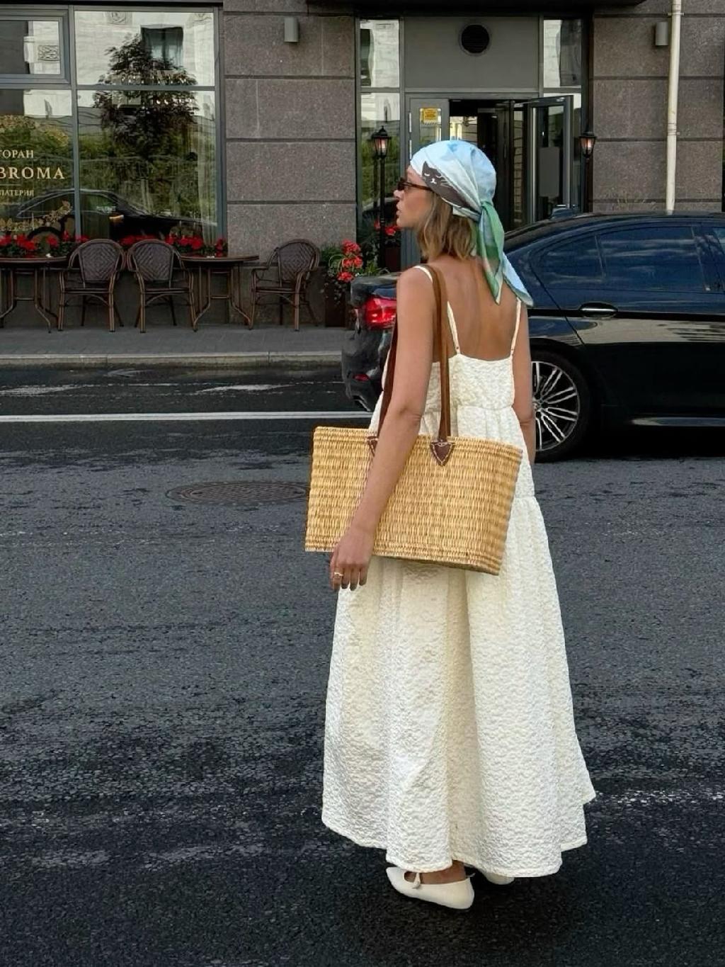 Сложно представить на лето нечто более универсальное белого длинного сарафана. А если он сконструирован открытой спинкой, то это вообще любовь во веки вечная. 

Сильно нравится, как усложняет образ с таким сарафаном платок на голову. Обязательно планирую прикупить парочку. И того, и другого.