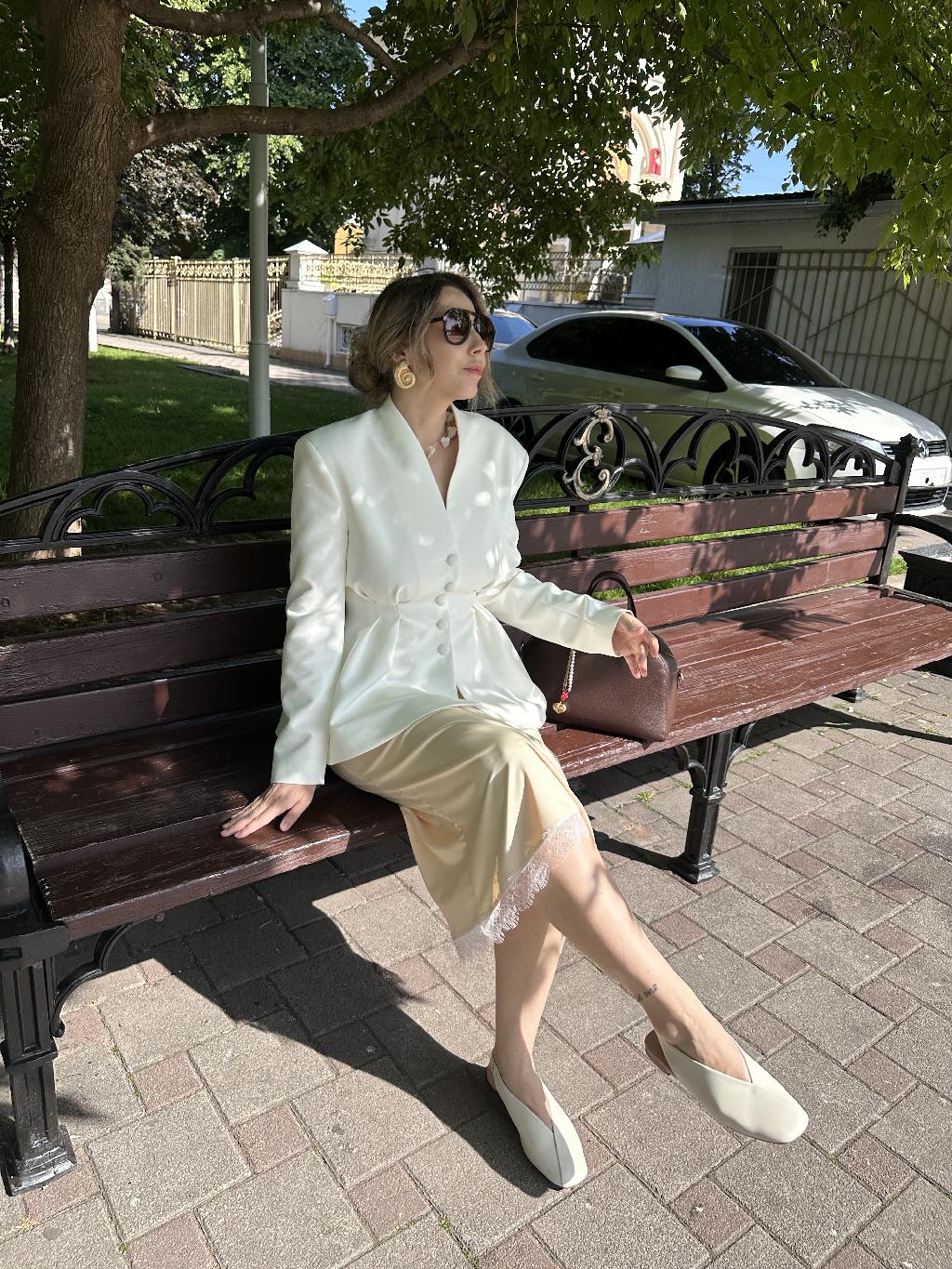 Все больше и больше нравится выражать себя женственными образами. Надо хвалить мой пучок - такого, я полагаю, больше никогда не получится 😂 

Жакет Kira Plastinina
Юбка Crate