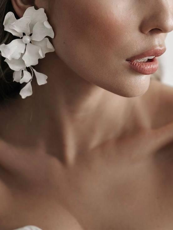 Абсолютное волшебство вытворяют нынче серьги с цветами, я считаю. Причем не в романтичных и нежных, а в кэжуальных и расслабленных деловых. Очень люблю этот прием. Особенно, с брючным костюмом и большим пиджаком.