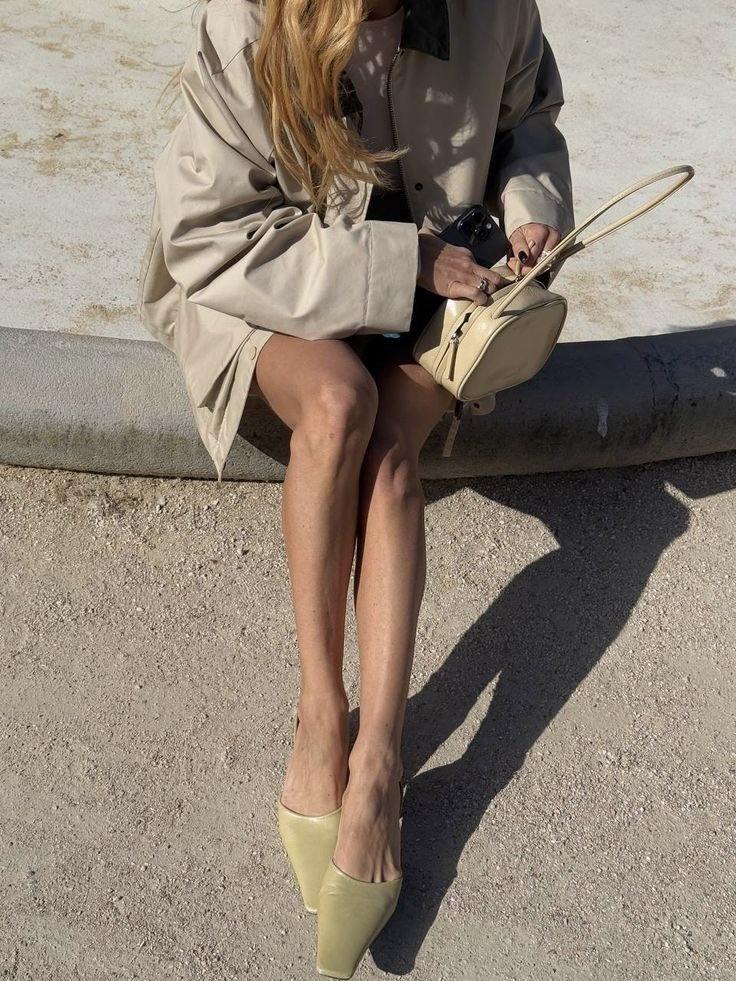 В этом сезоне нам точно нужна зеленая, салатовая, лимонная или желтая обувь. Только представьте, как этот цвет будет смотреться на загорелых ножках. И вообще, он дико освежает, и особенно, мне нравится в формате обуви.