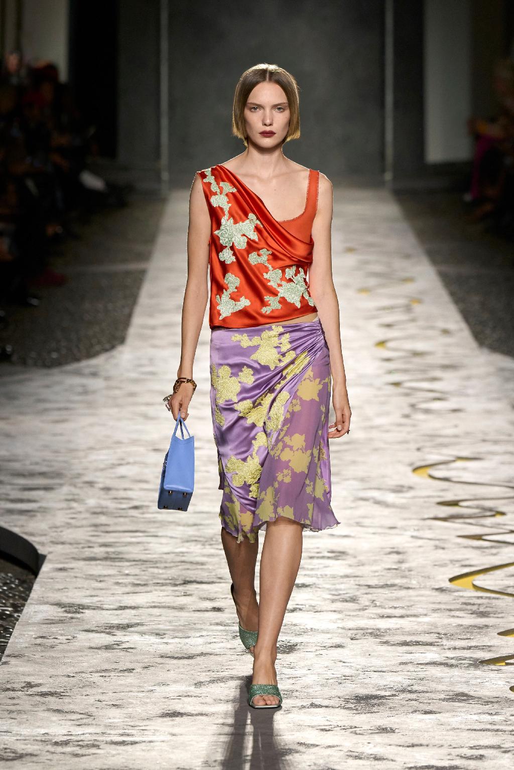 Хочу вам напомнить, что творилось с платками на весенне-летних показах. Платочная тематика шла красной нитью через истории очень многих брендов. 

Платки на голове отнюдь не в пляжных образах. Платки, повязанные на все возможные части тела. Платки в руках моделей вместо сумок. Платки, как отдельные элементы одежды. Платки в тканях, деталях, декорациях. Платочная аномалия, не иначе. 

И если платки в качестве головного убора всегда останутся классикой, то в странных стилизациях, повязанные разве что не на люстру, они просуществует не долго. Мне кажется, это быстрый тренд, поэтому пробовать его тоже надо быстро. Если есть желание, разумеется.