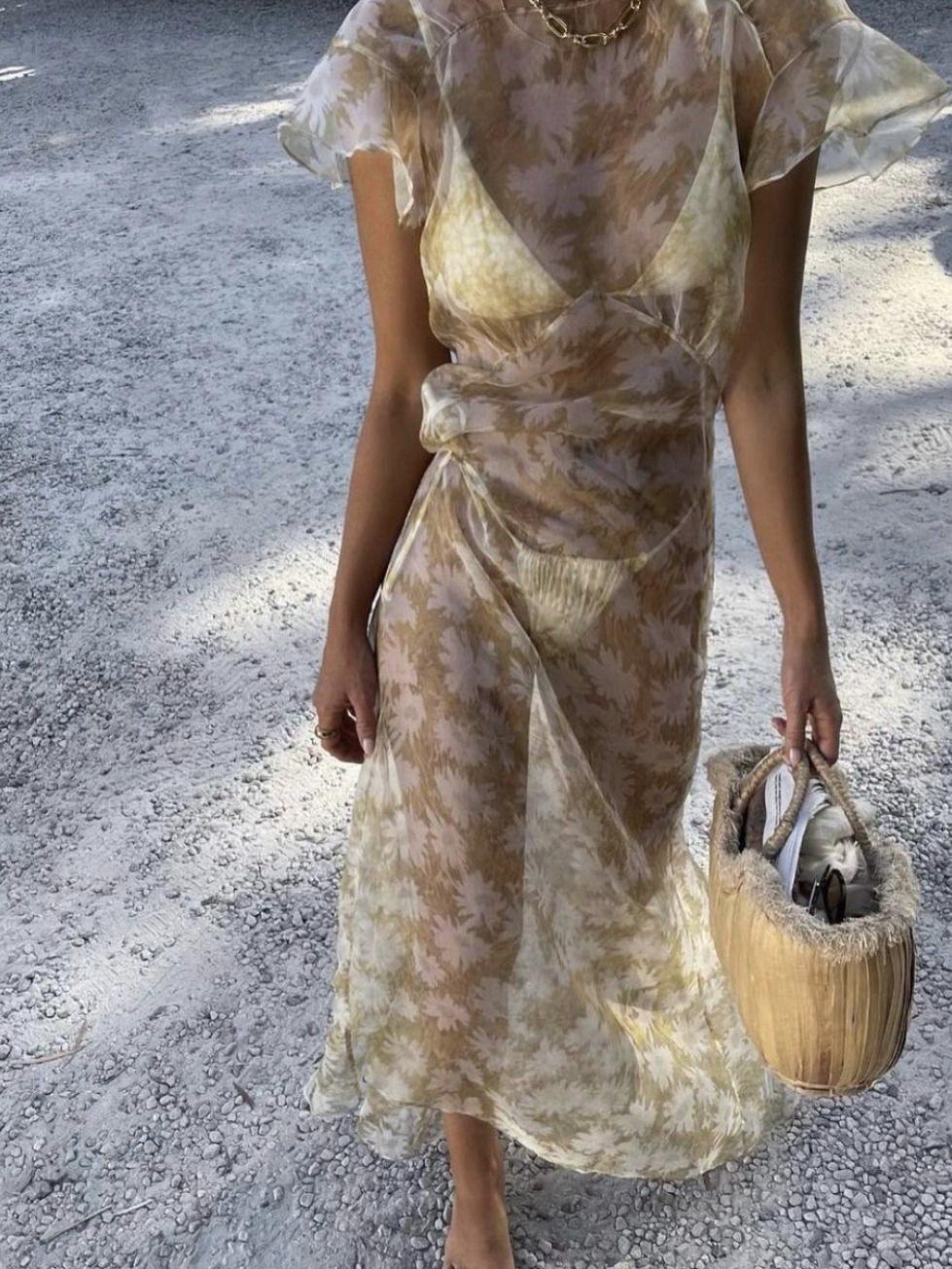 Забирайте шесть трендовых приемов на лето: 

Одежда в стиле бохо - однозначный лидер. Хотя мне немного поднадоела. В любом случае, летящие ткани, кружево, перфорации на ткани, бахрому и воланы активно носим. 

Силуэты, в которых сочетается контраст длин: короткое и длинное. Это и юбки поверх брюк, и ассиметричные подолы платьев и любые повязанные на пояс аксессуары: косынки, килты, баски и т.п. 

Платок. Сколько лет мы скачем вокруг него, придумывая мыслимые и немыслимые стилизации, но платок на пояс и вместо топа - по-прежнему очень актуальный стайлинг. 

Ультра-широкий ремень. Особенно грубый, дерзкий и броский на полупрозрачный трикотаж или на одежду, которую ремень впринципе изначально не предполагает. 

Цветы и узоры на тканях. Тут даже говорить ничего не буду, это изящно, женственно и максимально «летне» всегда. 

Крупные оправы очков. Пластмассовые и в глубоких сложных цветах. Например, темно-зеленые или грязно-голубые. 

Что носите из вышеперечисленного?