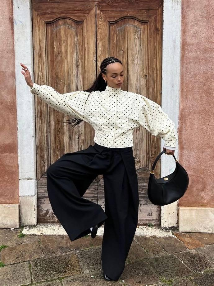 Нще немного гороха! Его так много, но это не бесит. Принт реально хорош, в том числе в неоднозначных и сложных стилизациях. Цепляет. 