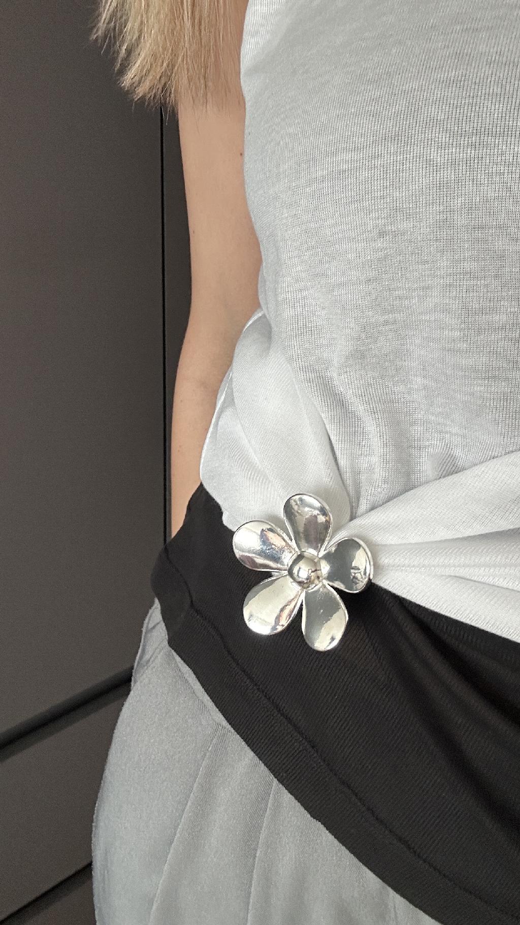 Новый стайл-трик - драпируем одежду резинкой для волос. Если боялись проколоть ткань брошью, то это отличный лайфхак! 