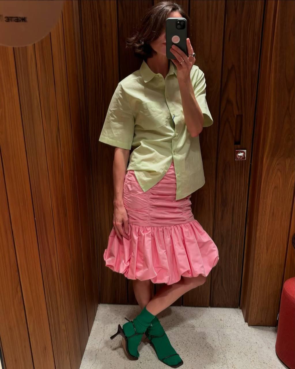 Лето в Краснодаре идентифицируется только по комарам, их ночным одам и моим изодранным в кровь ногам. Но речь не об этом. Босоножки носить хочется? Хочется! 

Вот нам наглядный пример от Даши Крыжановской, как стильно открытые босоножки могут смотреться с носками. Немного попахивает дурнинкой, но в том и сок - все, что сильно бросается в глаза, оставляет отпечаток в сердцах окружающих.