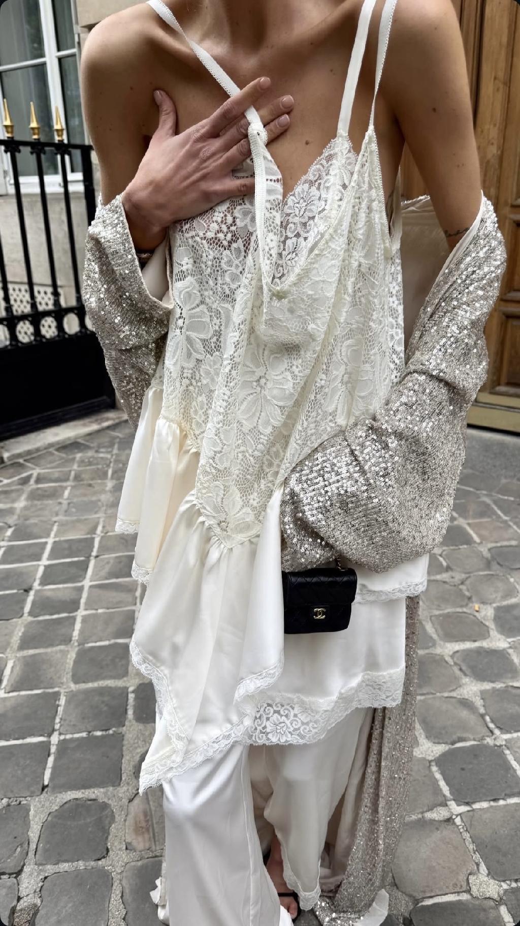 Забирайте шесть трендовых приемов на лето: 

Одежда в стиле бохо - однозначный лидер. Хотя мне немного поднадоела. В любом случае, летящие ткани, кружево, перфорации на ткани, бахрому и воланы активно носим. 

Силуэты, в которых сочетается контраст длин: короткое и длинное. Это и юбки поверх брюк, и ассиметричные подолы платьев и любые повязанные на пояс аксессуары: косынки, килты, баски и т.п. 

Платок. Сколько лет мы скачем вокруг него, придумывая мыслимые и немыслимые стилизации, но платок на пояс и вместо топа - по-прежнему очень актуальный стайлинг. 

Ультра-широкий ремень. Особенно грубый, дерзкий и броский на полупрозрачный трикотаж или на одежду, которую ремень впринципе изначально не предполагает. 

Цветы и узоры на тканях. Тут даже говорить ничего не буду, это изящно, женственно и максимально «летне» всегда. 

Крупные оправы очков. Пластмассовые и в глубоких сложных цветах. Например, темно-зеленые или грязно-голубые. 

Что носите из вышеперечисленного?