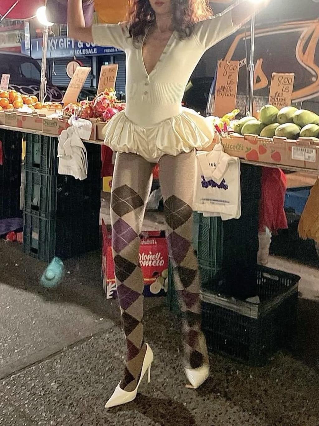 Гороховый принт в аксессуарах классно работает в популярной сейчас эстетике circus core. Помимо того, что этот стиль сейчас крайне актуален в оформлении мероприятий и свадеб, ответвление его просочилось и в моду. Circus core - это на грани эксцентричности и театральности. Максимализм и гиперболизация. 

Выразительные пышные силуэты, брюки-алладины, рукава-фонарики, многослойные оборки, контрастные воротники, балетки ярких цветов, кружевные элементы и бельевые корсеты - все сюда. А ещё полоска и ромбовидный принт. 

Именно так я и планирую двигаться ближайшие пару месяцев.