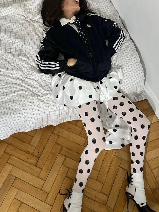 Нще немного гороха! Его так много, но это не бесит. Принт реально хорош, в том числе в неоднозначных и сложных стилизациях. Цепляет. 